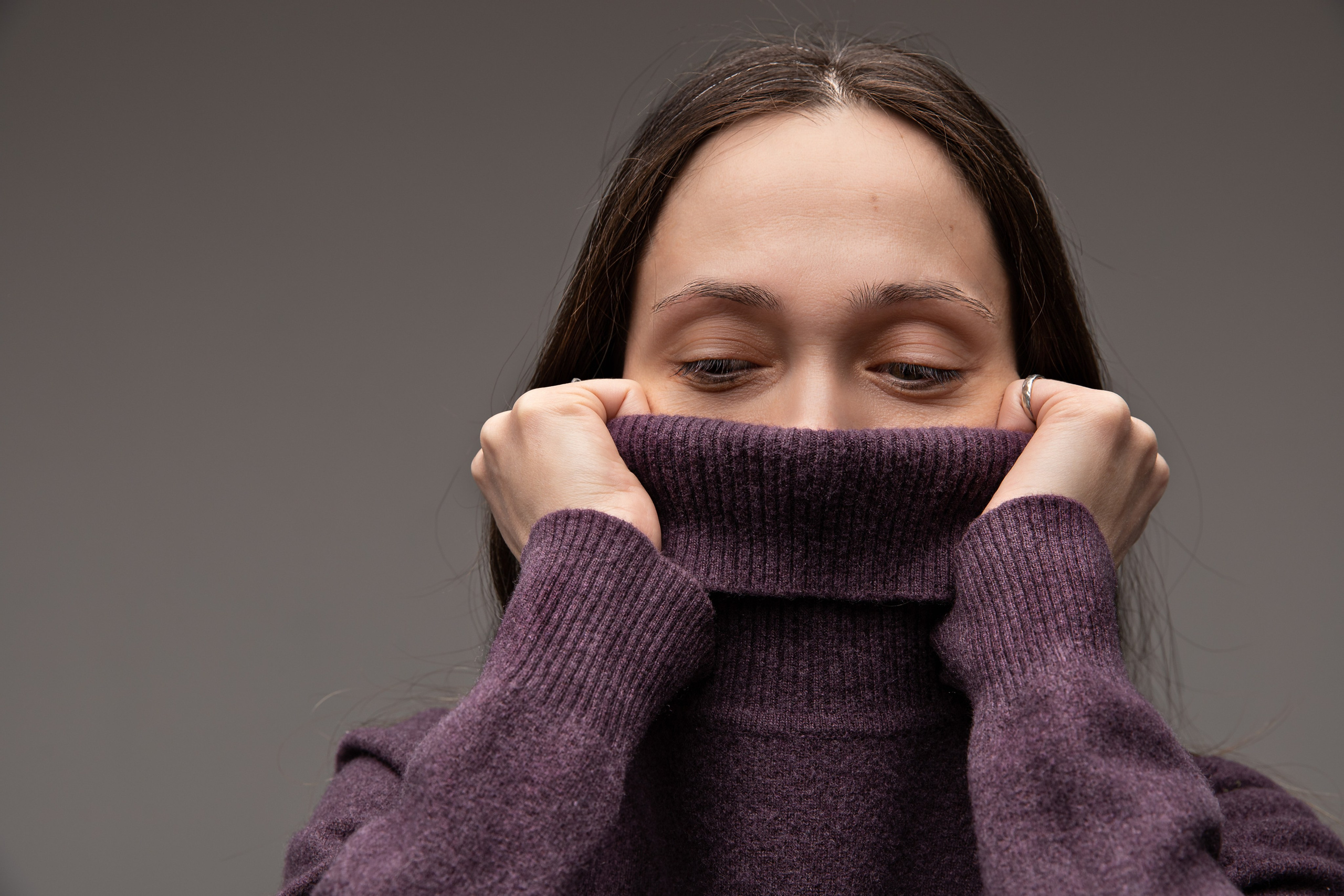 Красивая фотосессия девушки в свитере