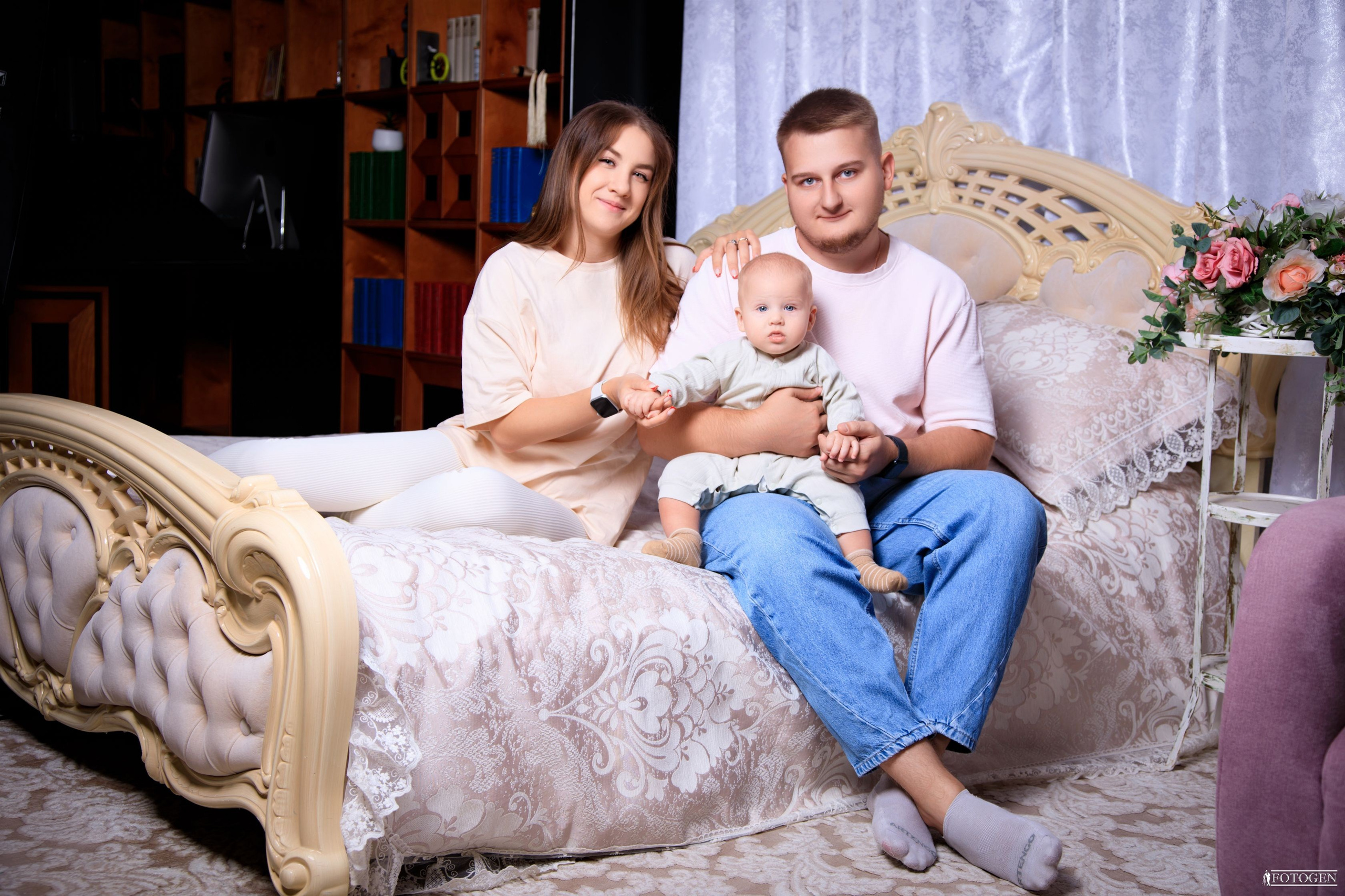 Семейная фотосессия: мама, папа и малыш | Портфолио Fotogen. Интерьерная фотостудия FOTOGEN г. Краснодар