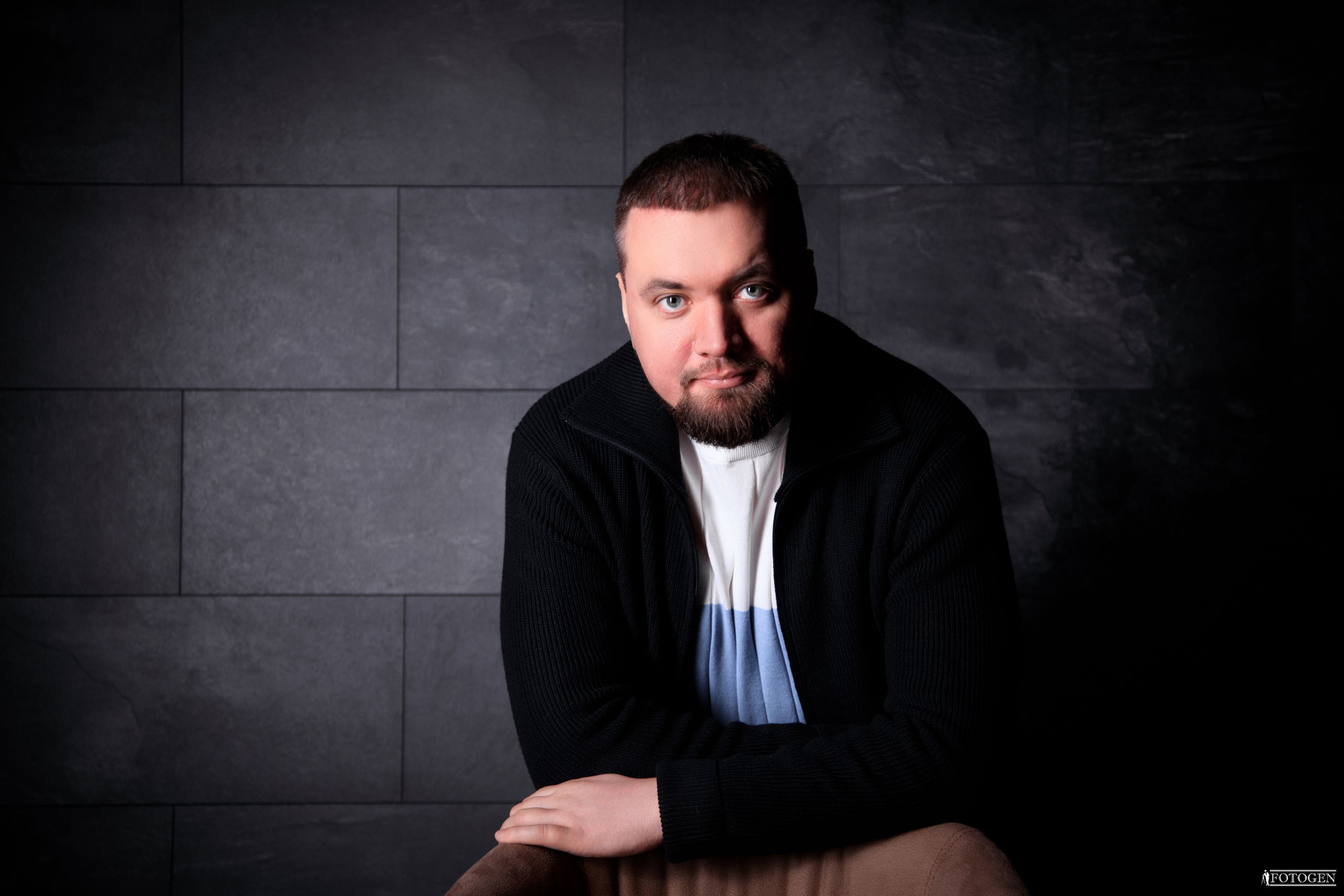 Профессиональная мужская фотосессия в Fotogen: Ваша история в кадре. Интерьерная фотостудия FOTOGEN г. Краснодар