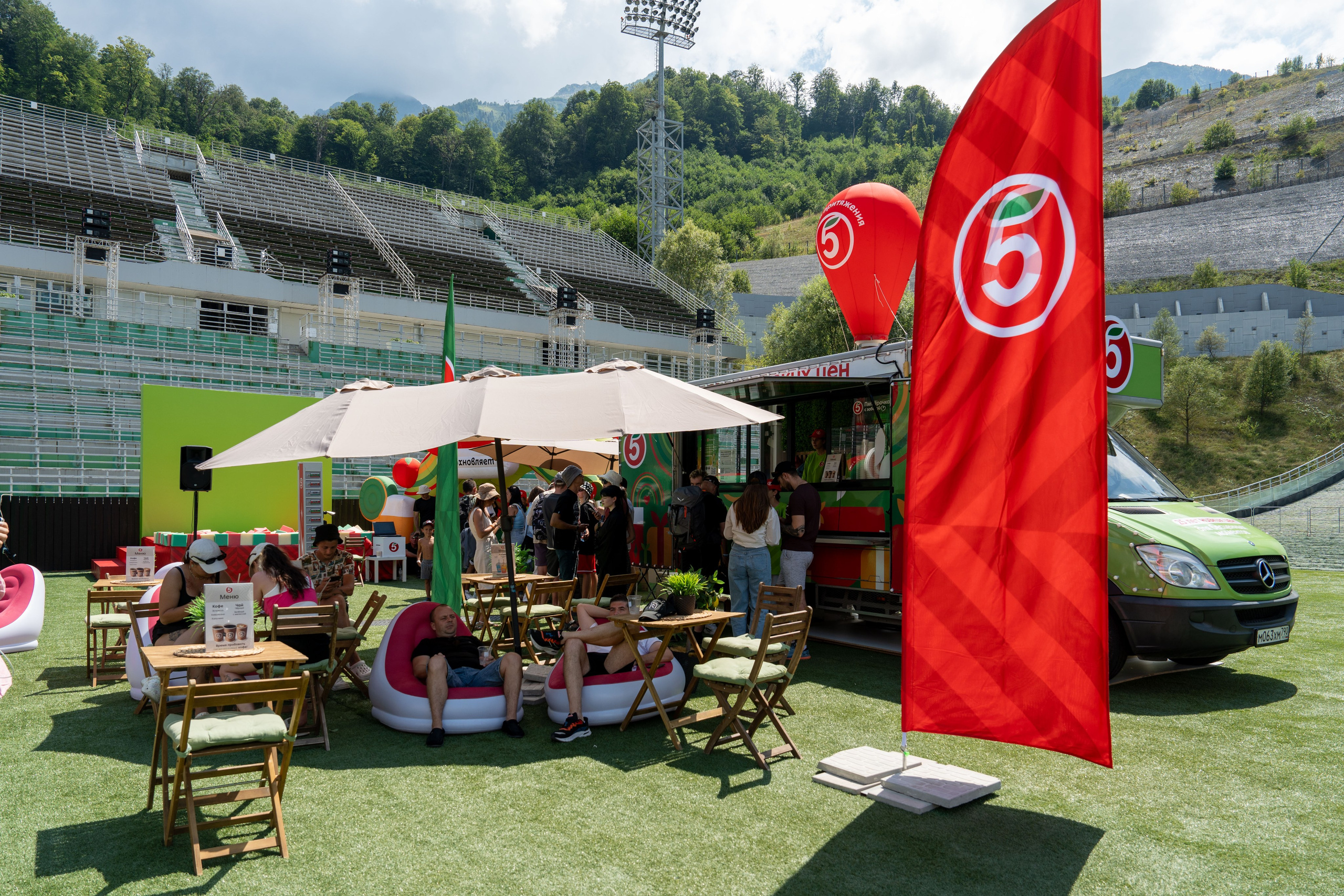 Фотоотчет партнеской интеграции для сети «Пятерочка» на фестивале «Grounded». Репортажный фотограф в Красной Поляне и Сочи Павлюченко Екатерина