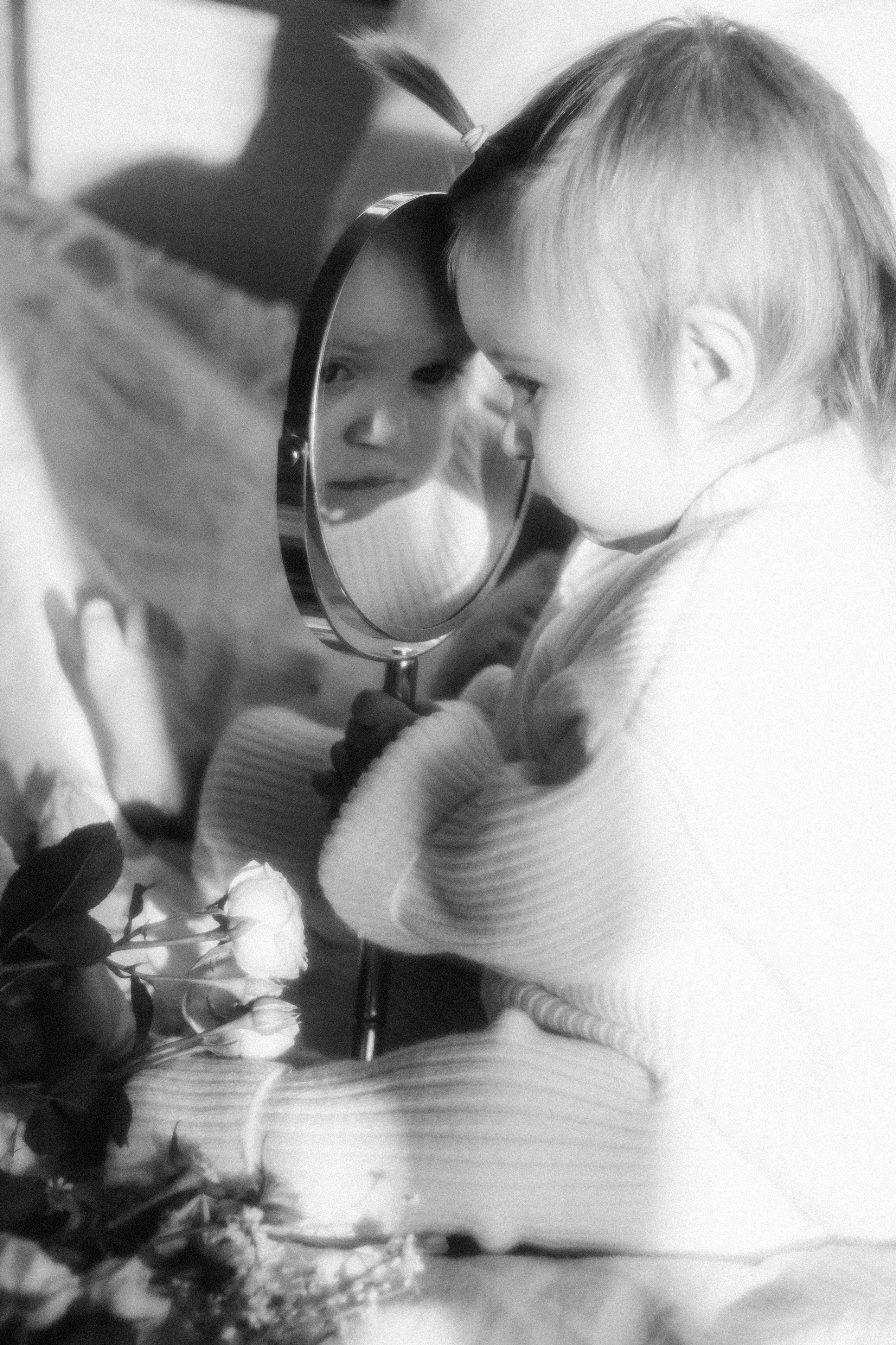 Маленькая София в цветах и лучах декабрьского солнышка. Фотограф в Крыму | Виктория Нотевская