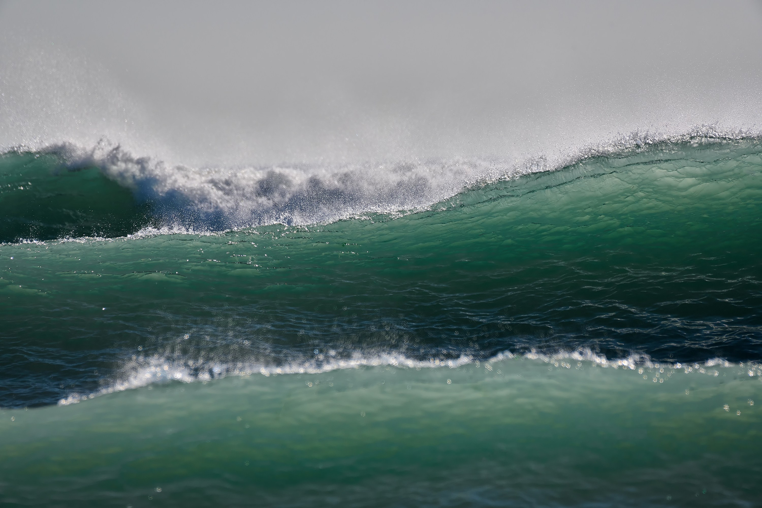 Морская волна с брызгами