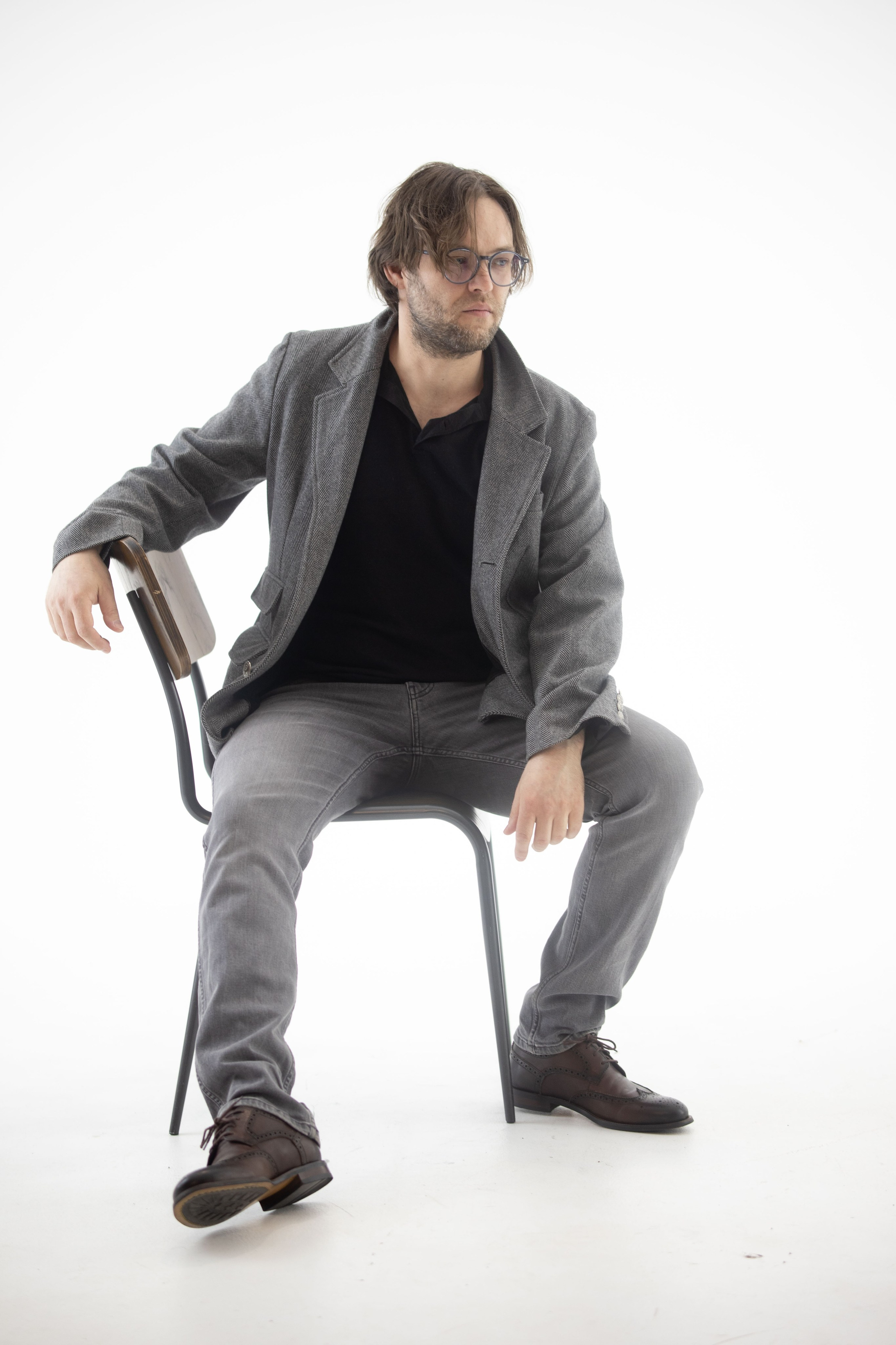 мужчина сидит на стуле