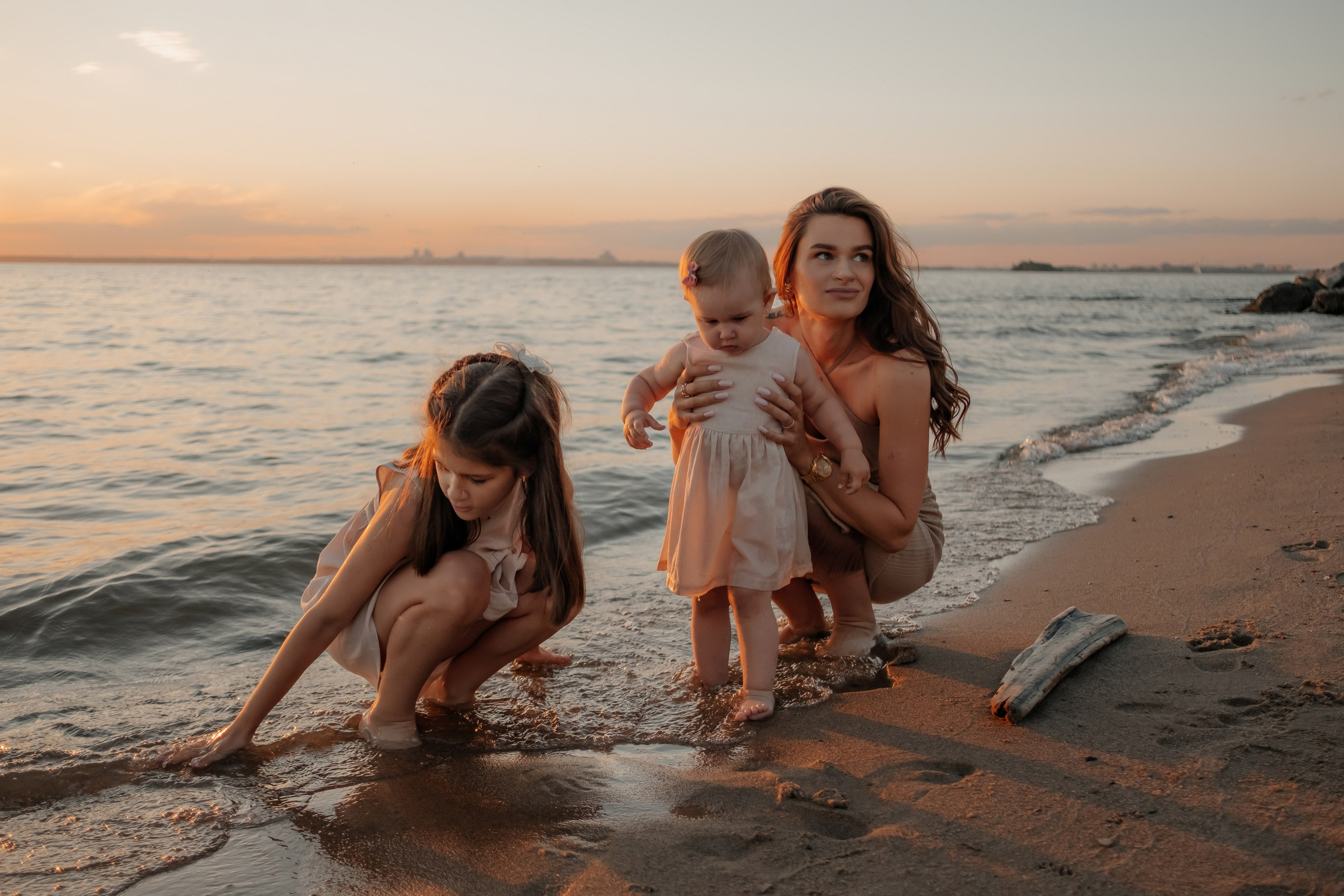 Катя с дочками на берегу. Фотограф в Новосибирске Диана Ильиных