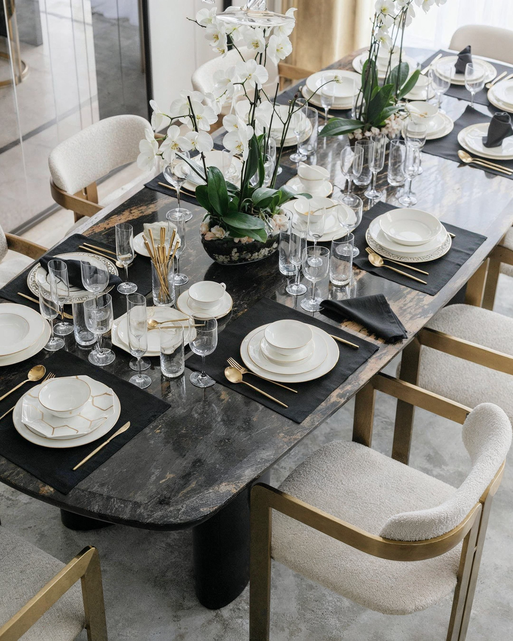 Сервировка обеденного стола с орхидеями и посудой в современном интерьере — проект Валерии Котович