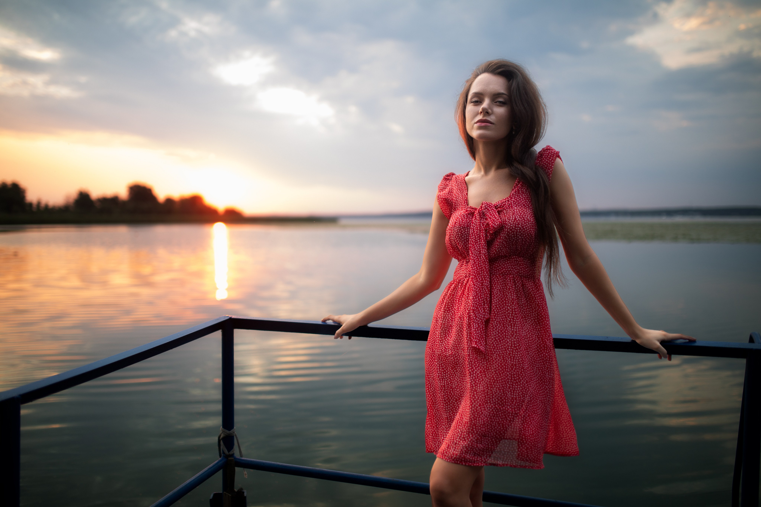 Съемка с Екатериной на рассвете на берегу реки