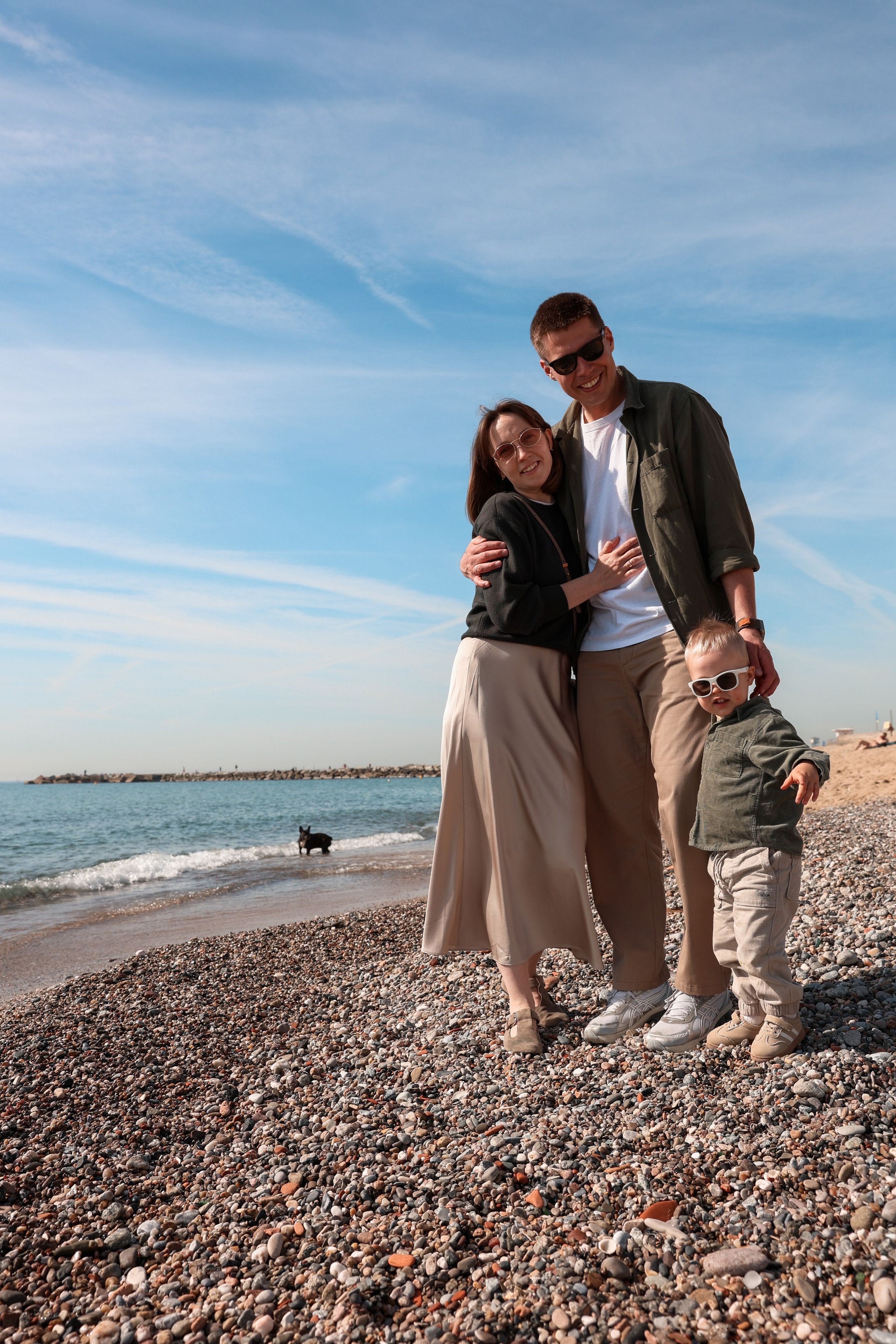 Seashore with a toddler. Natalia Zhuravleva|family, newborn, maternity photographer in Barcelona