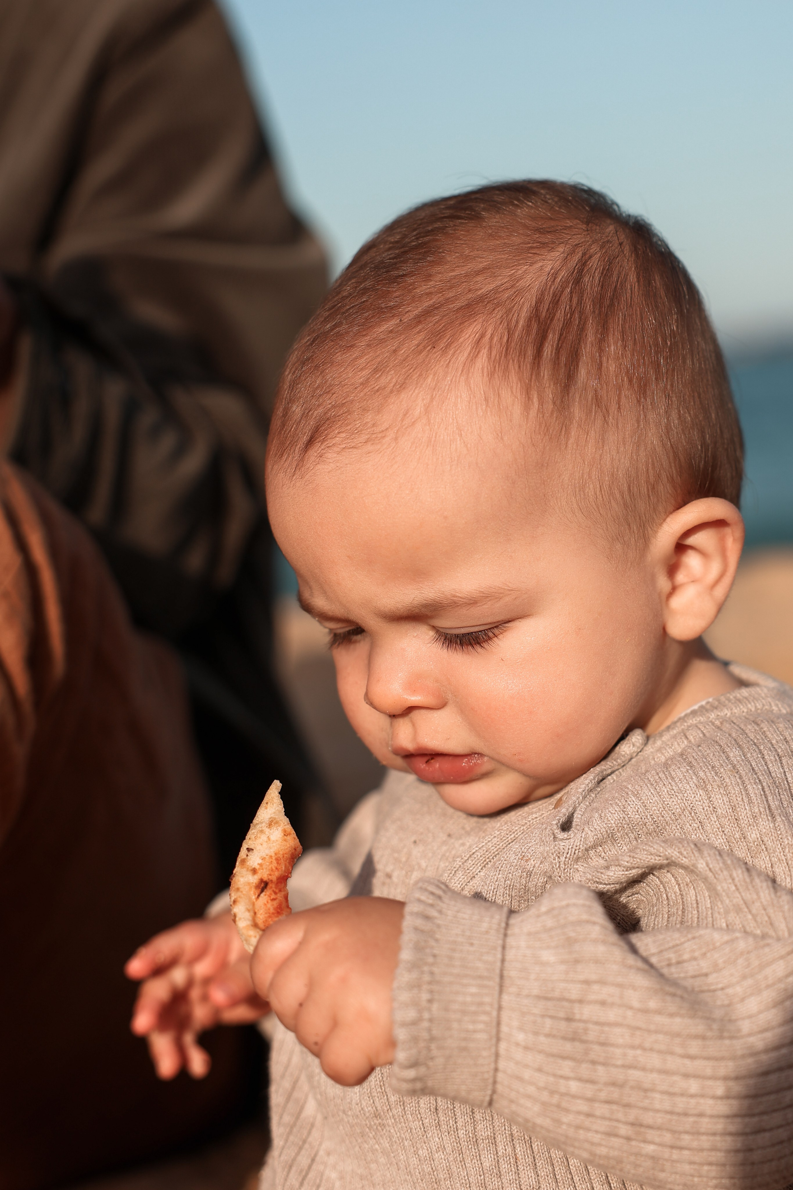 Family pizza at the sea. Natalia Zhuravleva|family, newborn, maternity photographer in Barcelona