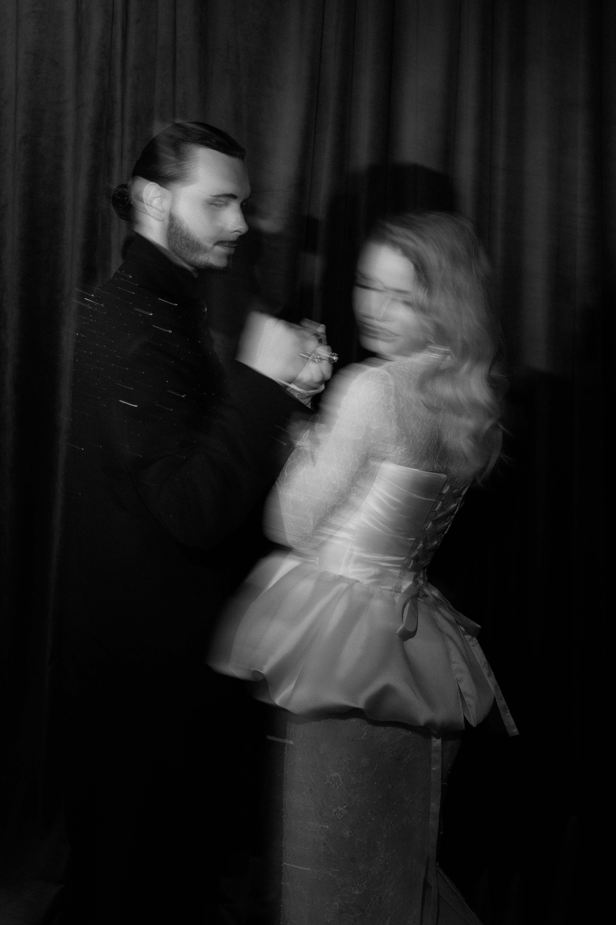 Счастливая пара позирует на свадебной фотосессии на фоне зеленой ткани в театре ,фэшн съемка ,топ 100 — свадебный фотограф Алена Межевова