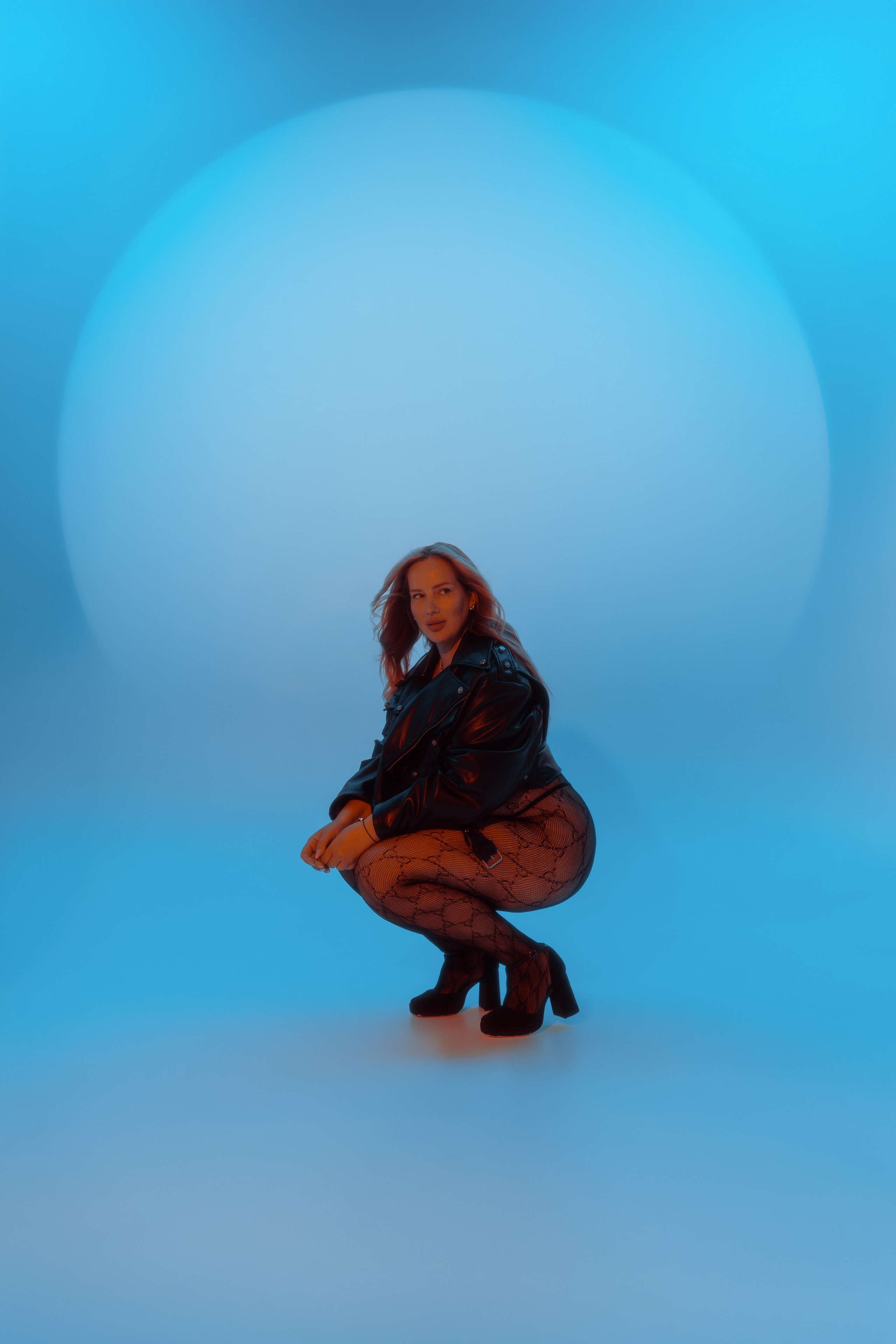 Фэшн фотосессия на студии в Ростове-на-Дону модели плюс сайз в нижнем белье и кожаной куртке