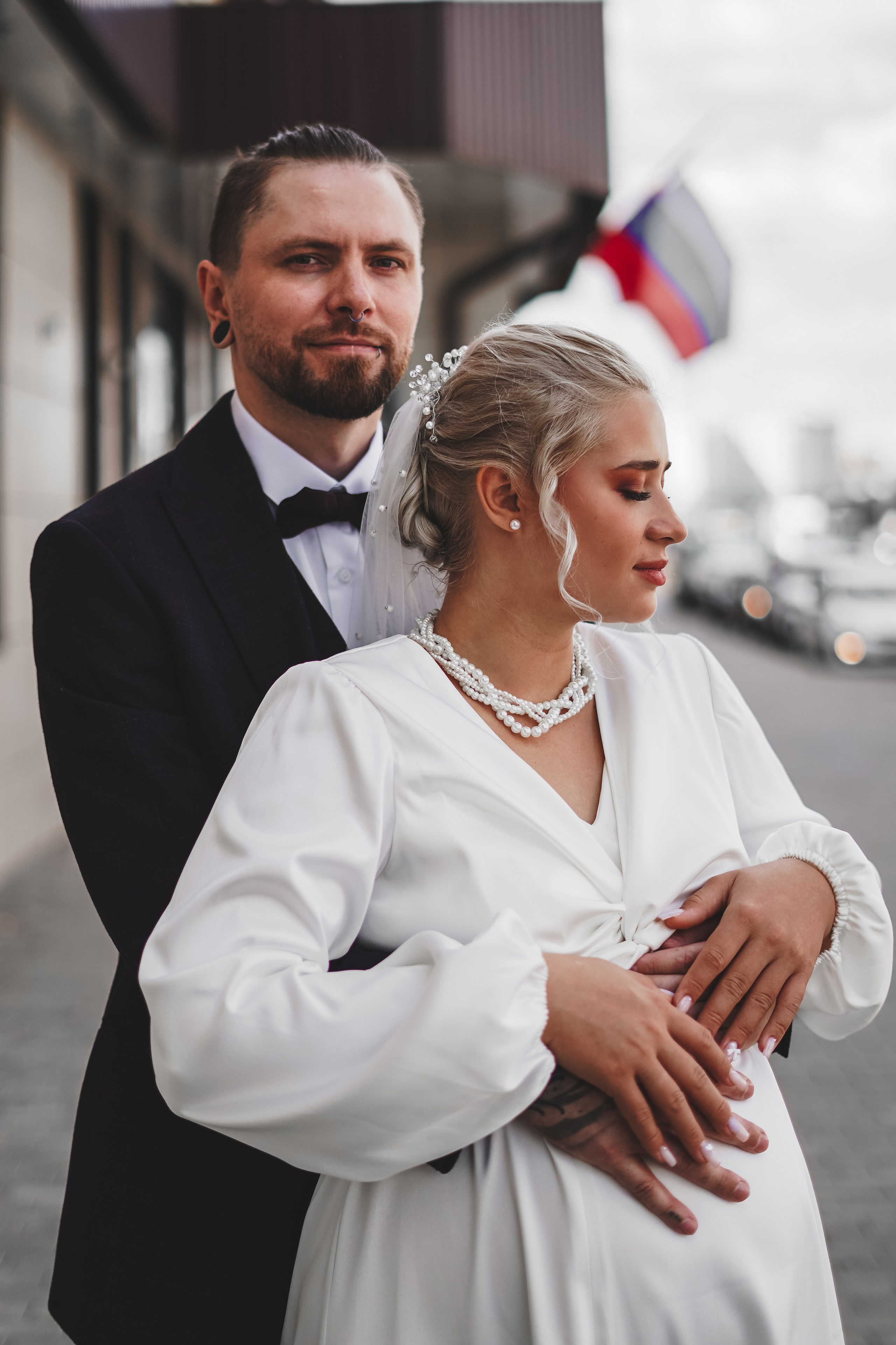 Молодожены перед загсом