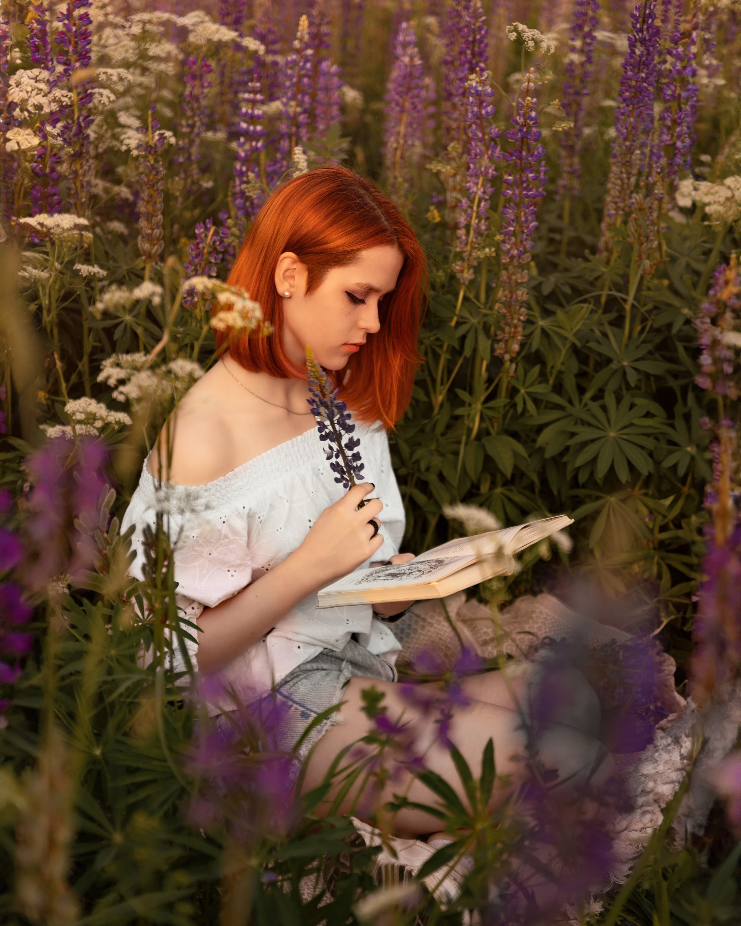 Красивая история для подростка на закате в поле люпинов. Трубинова Екатерина | Семейный фотограф | Москва