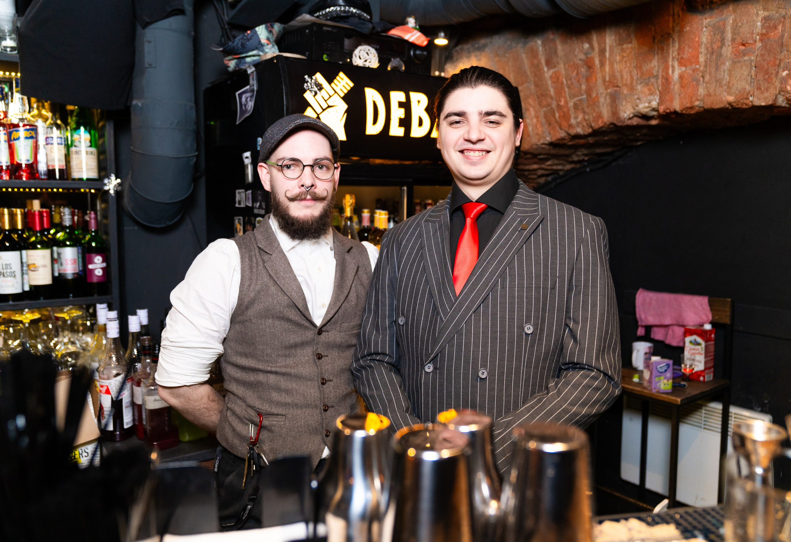 Два бармена за стойкой бара Debaser наливают пиво во время новогодней ночи 2026 в Санкт-Петербурге. Фото Евгения Мальцева.
