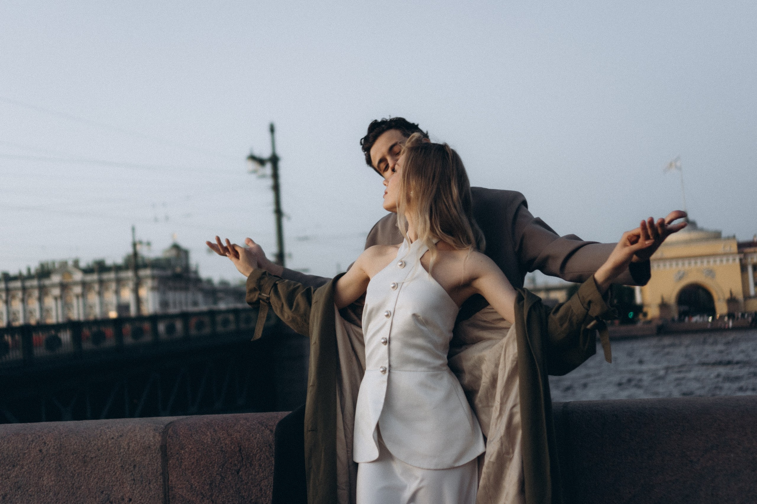 СВАДЕБНАЯ СЬЕМКА ПАРЫ НА РАССВЕТЕ В БЕЛЫЕ НОЧИ И ПРОГУЛКА С РАЗВОДНЫМИ МОСТАМИ И ПИКНИК ВОЗЛЕ ИСАКИЕВСКОГО СОБОРА. Профессиональный фотограф, Санкт-Петербург — Виктория Богомолова