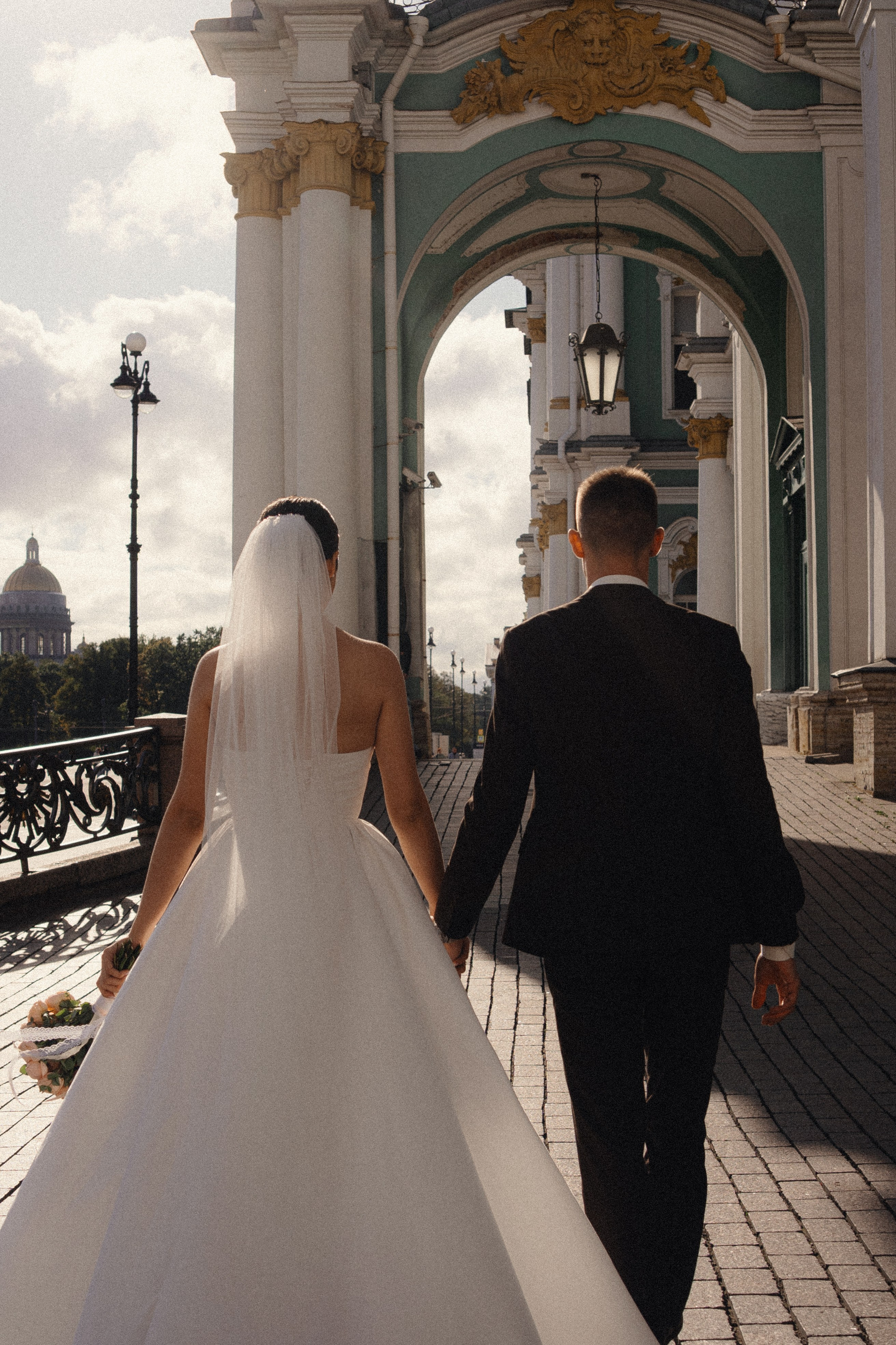 СВАДЕБНАЯ ПРОГУЛКА В САНТК-ПЕТЕРБУРГЕ (ИСАКИЕВСКИЙ СОБОР, ЗИМНЯЯ КАНАВКА, ЭРМИТАЖ И БОЛЬШАЯ МОРСКАЯ УЛИЦА). Профессиональный фотограф, Санкт-Петербург — Виктория Богомолова