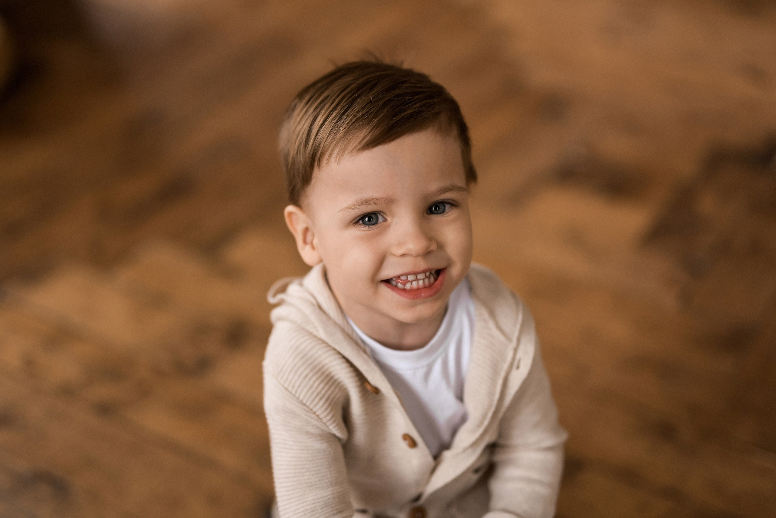 Новогодняя семейная фотосессия: уютные фото у ёлки в студии в Красноярске. 📸 Свадебный и семейный фотограф в Красноярске Тихомиров Евгений | 17 лет опыта | 800+ свадеб