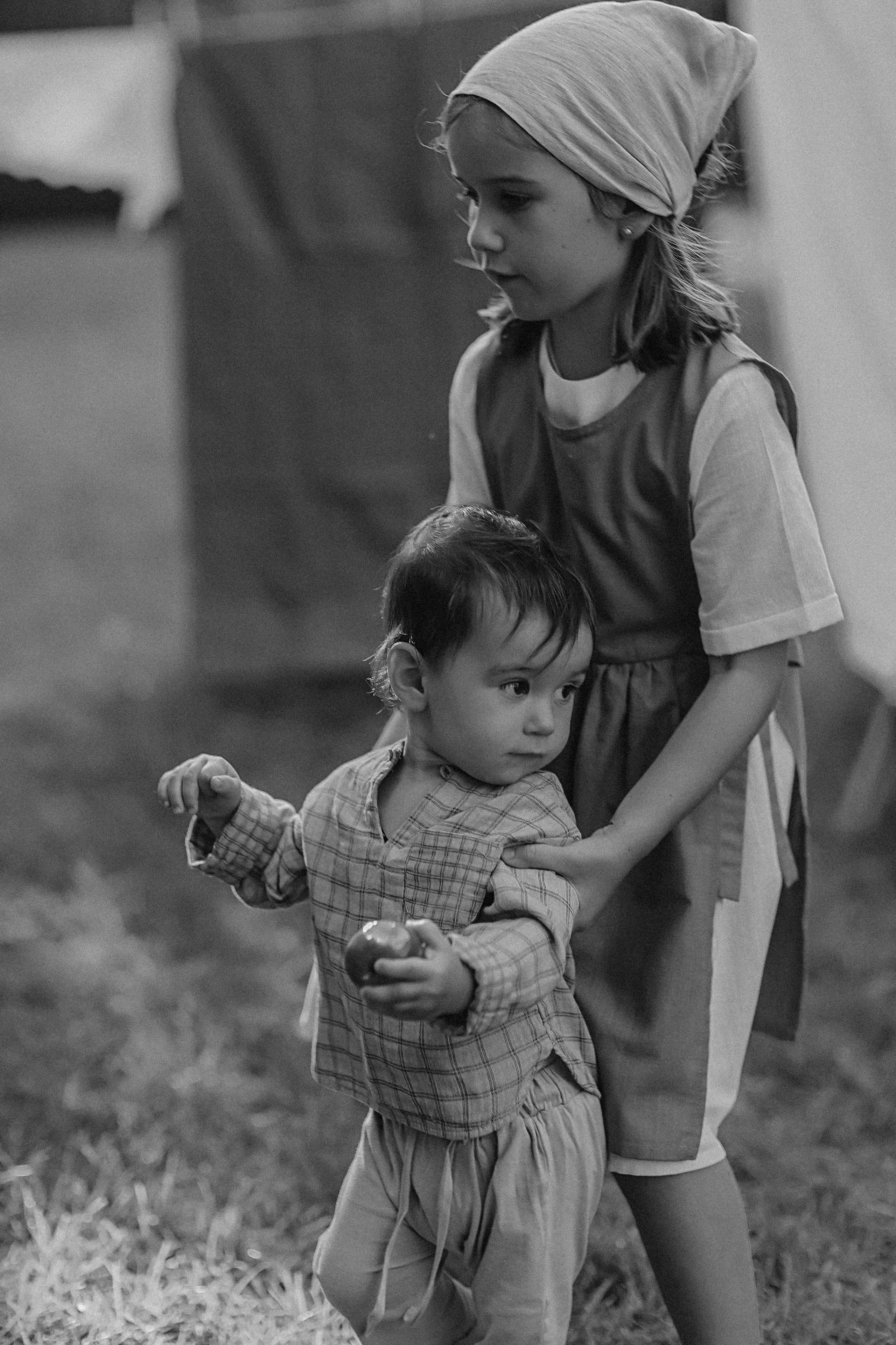 Стирка у дома. Семейный фотограф Тюмень, фотограф на роды Салмина Мария