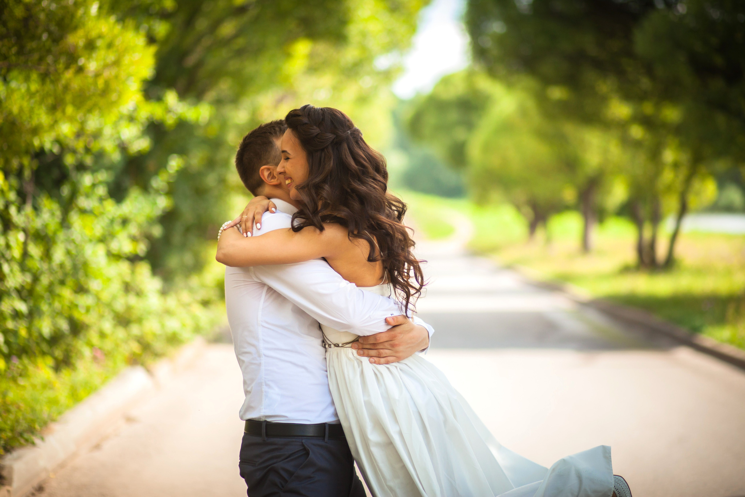 kogan.studio - молодожены обнимаются в парке