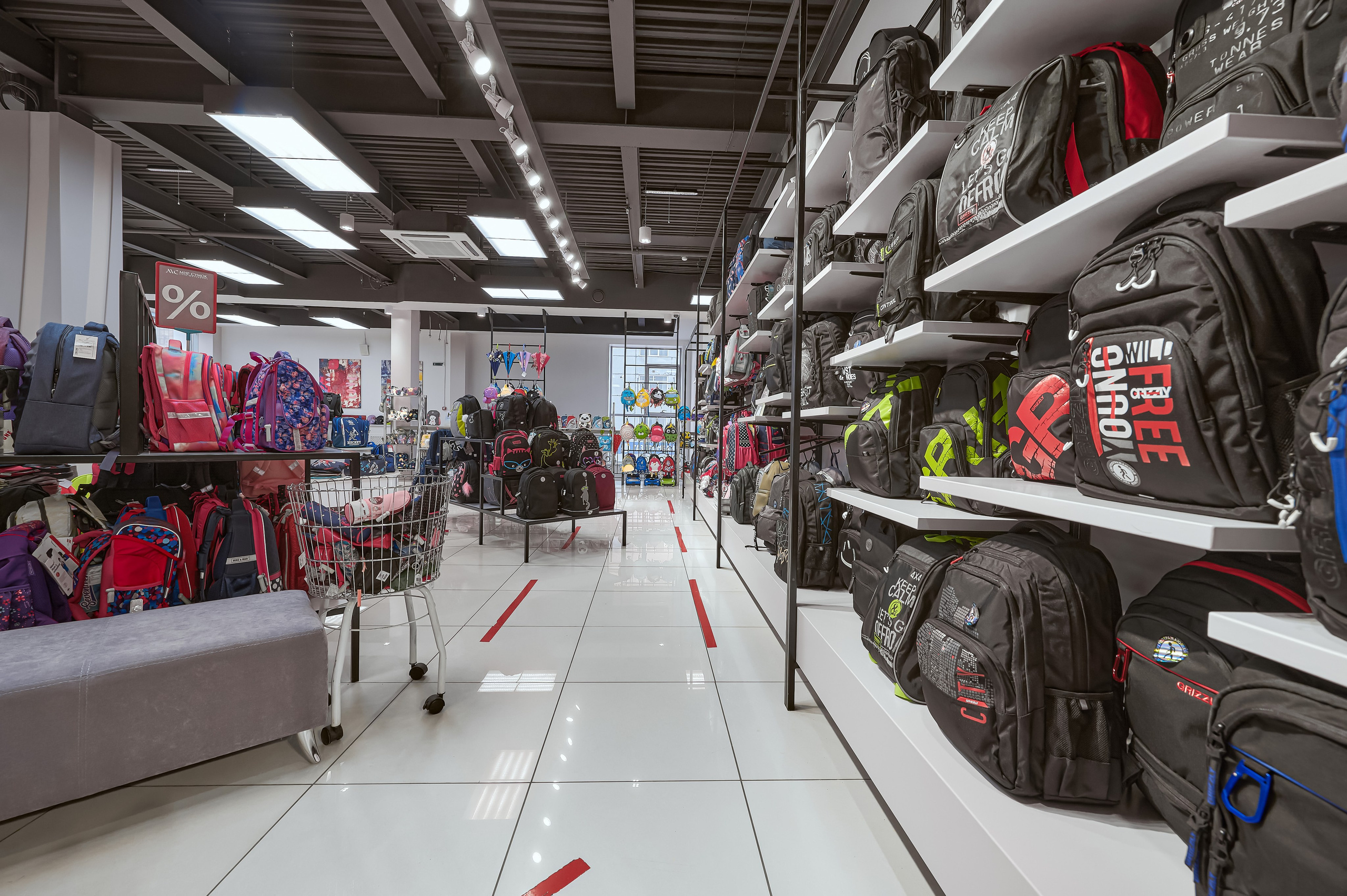 Портфолио по интерьерной и экстерьерной фотосъёмки: Мир сумок — Левый берег. Фотограф Яковлев Роман — Красноярск