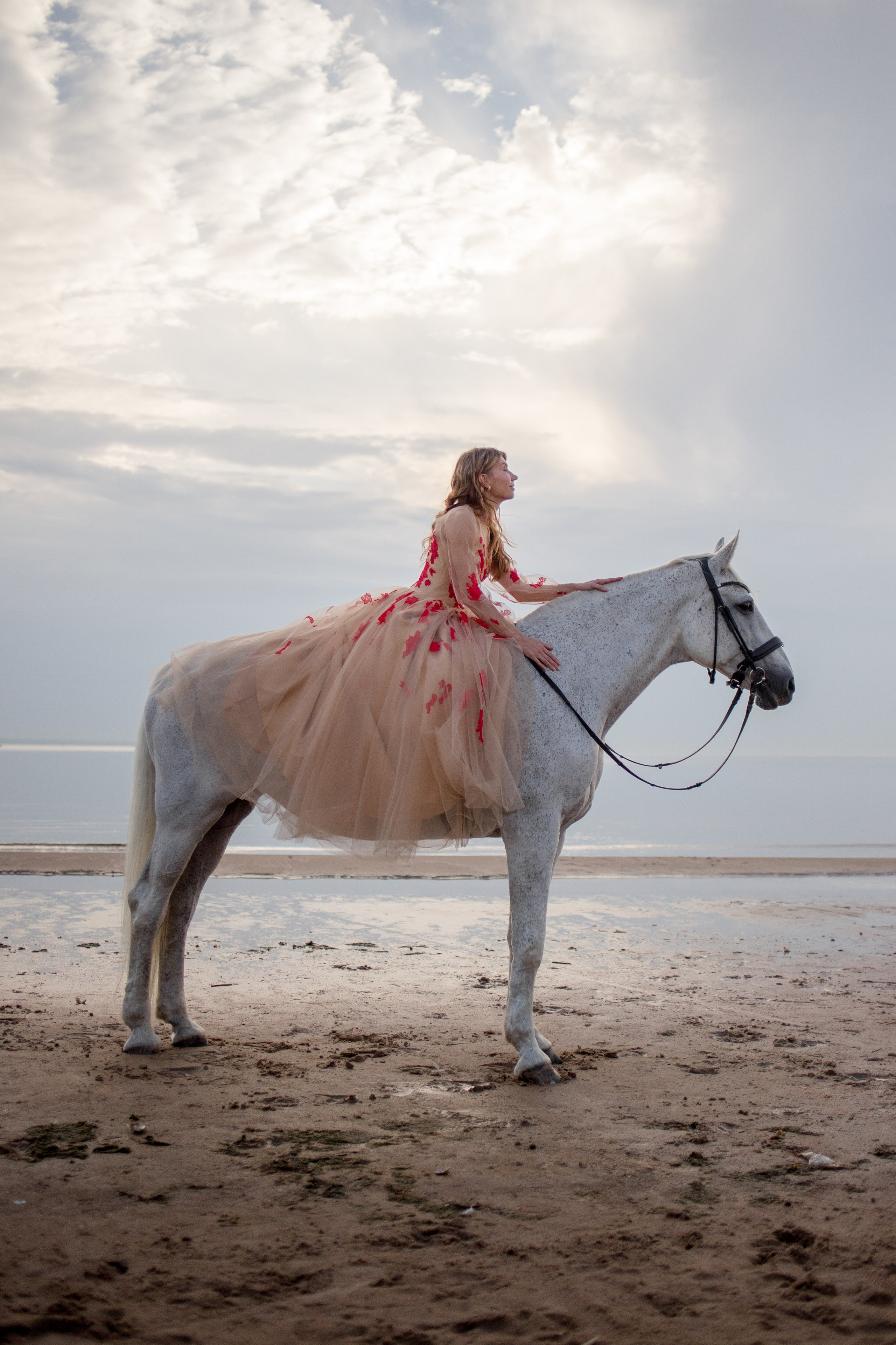 Закатная фотосессия с лошадью на Финском заливе