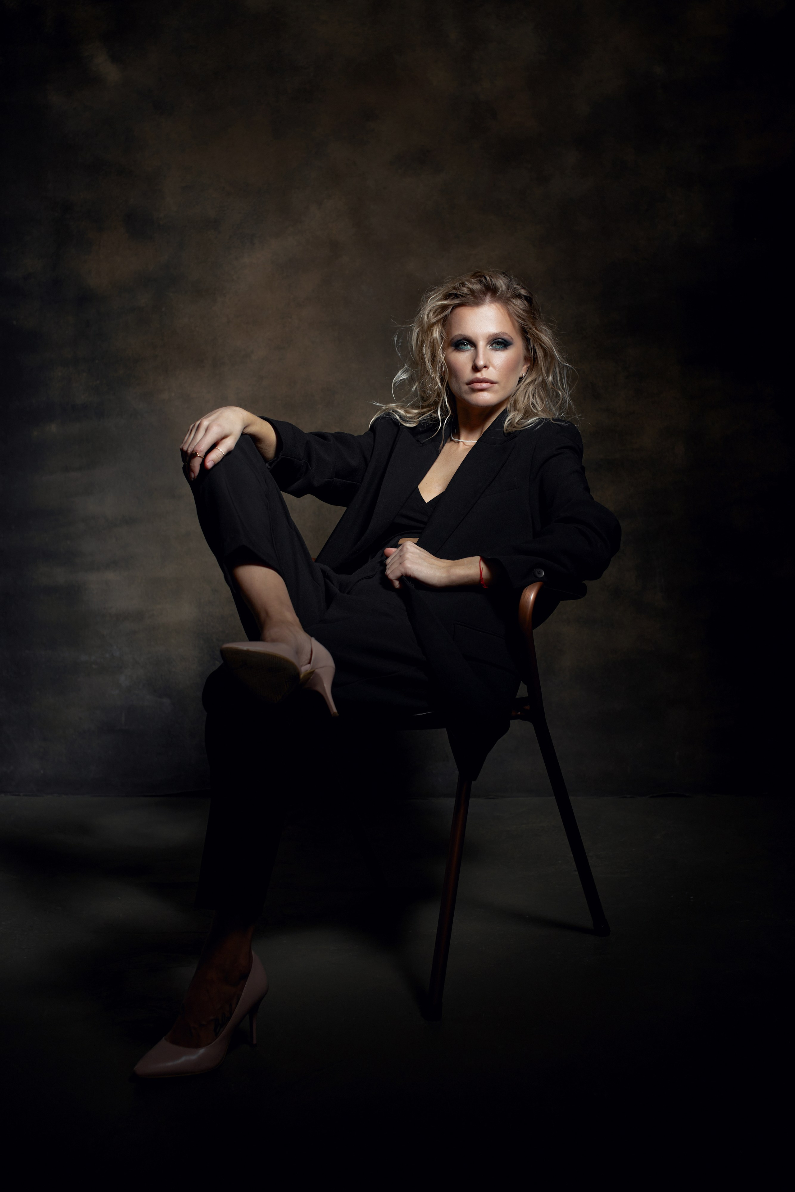 Эффектная портретная фотосессия в студии для Марины. Репортажный и женский фотограф в Новосибирске