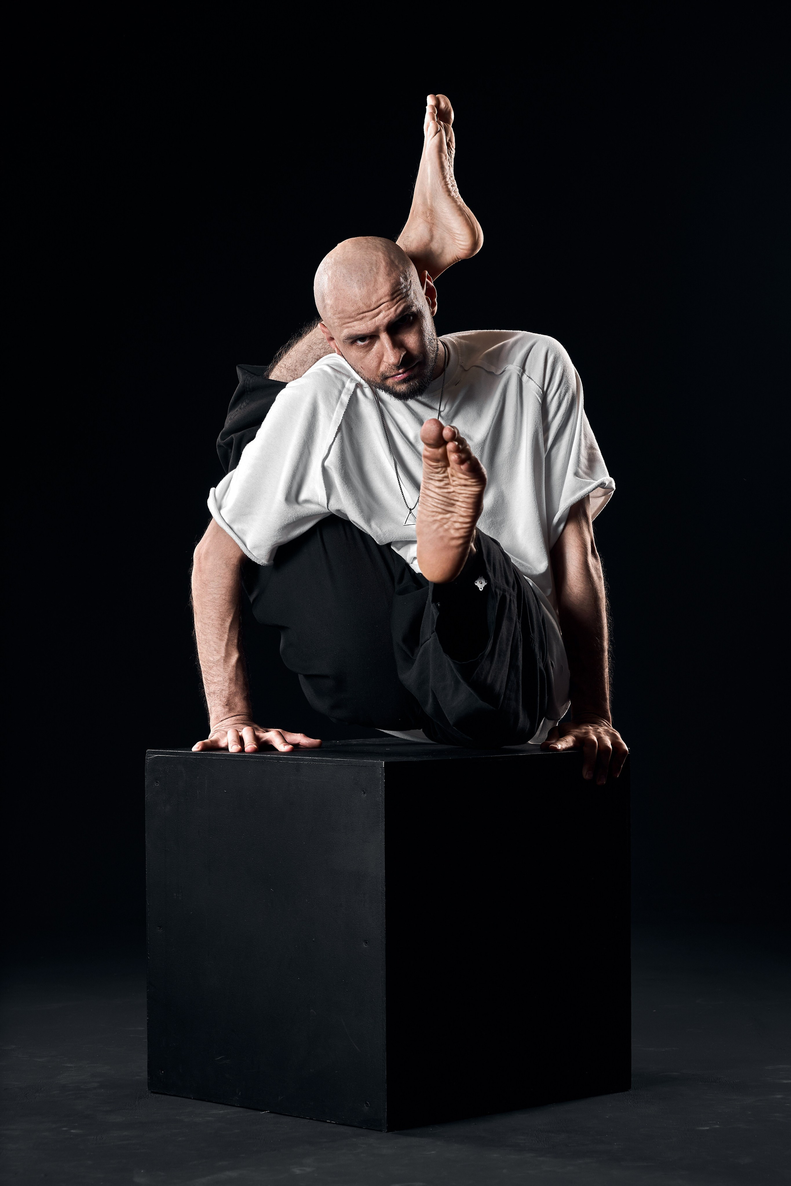 Мужская йога FYSM — фотосессия на тёмном фоне