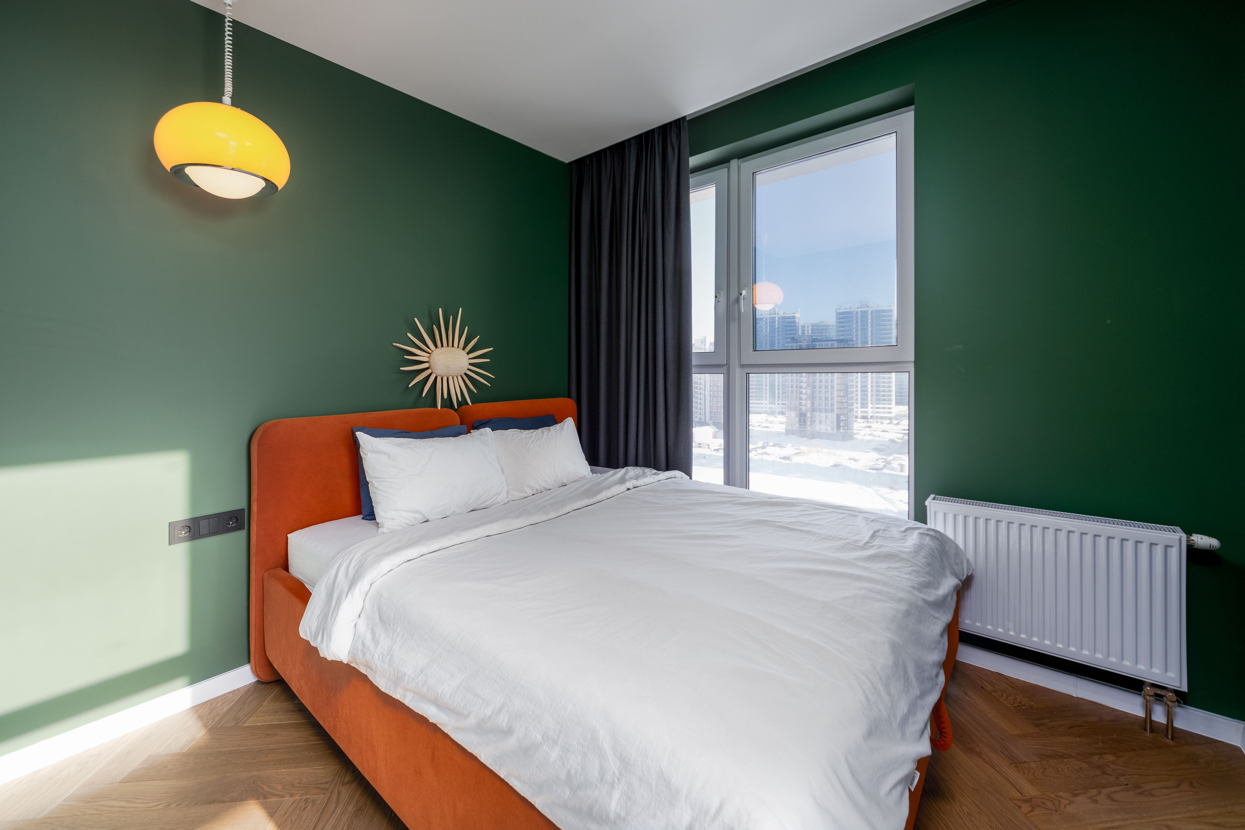 Зона кровати в спальне двухкомнатной квартиры