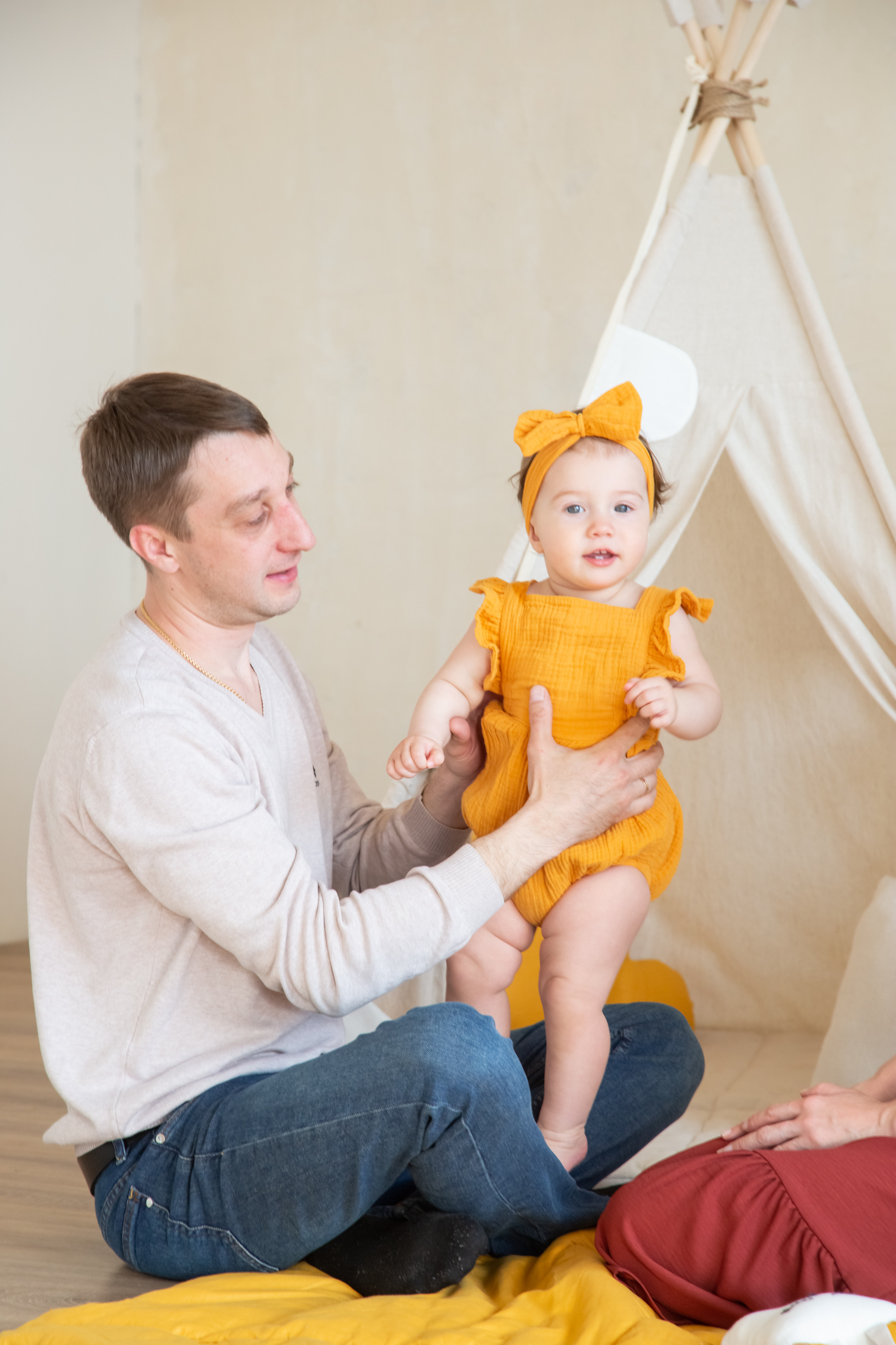 Фотосессия годовасия малышки в красивой светлой детской студии. Галина Шарапова Детский и семейный фотограф Москва