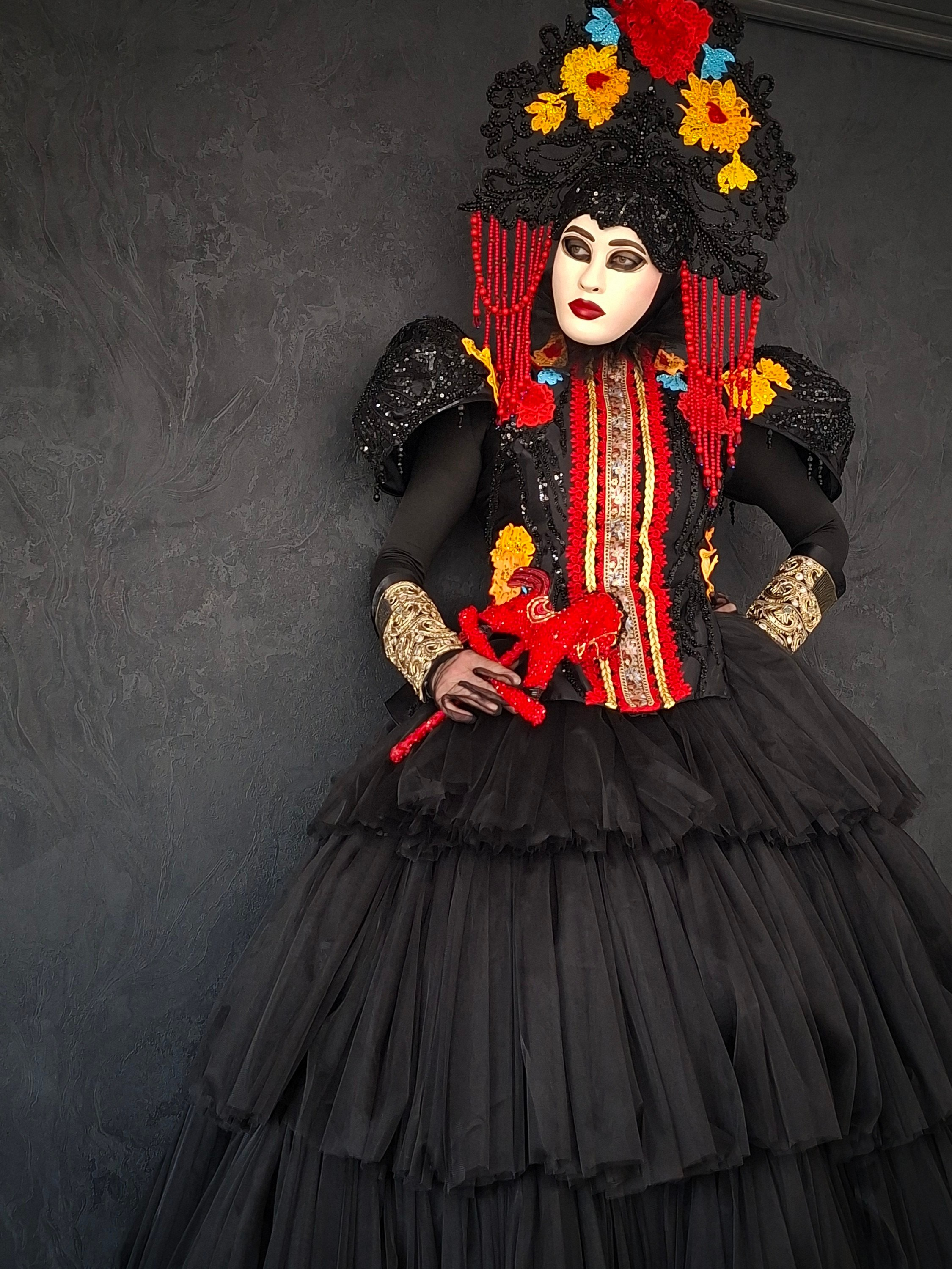 Чёрный костюм в русском стиле. Мимы и Ходулисты на встречу гостей. Москва