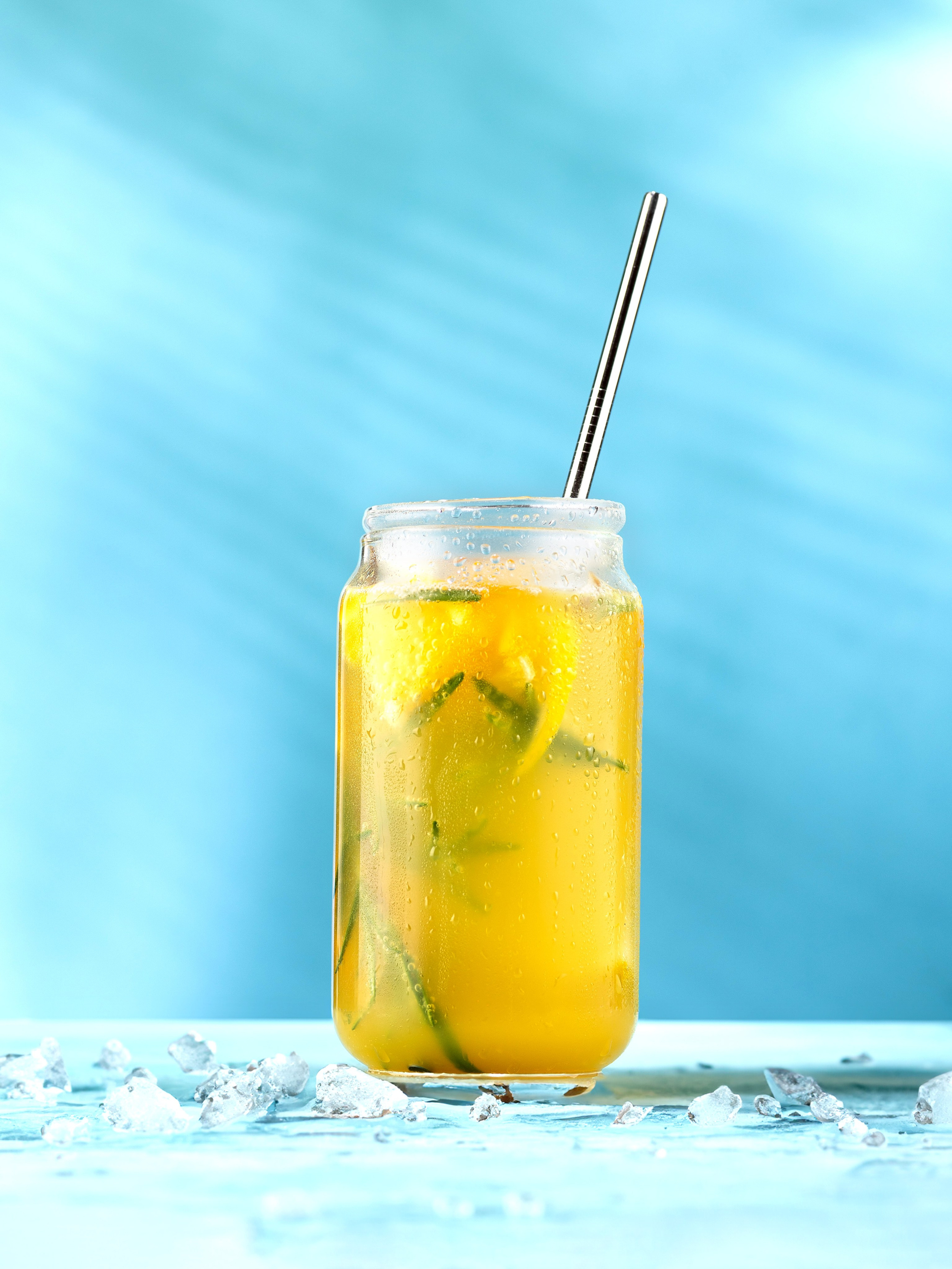 Холодный освежающий морс из цитрусов с розмарином, фудсъемка напитков