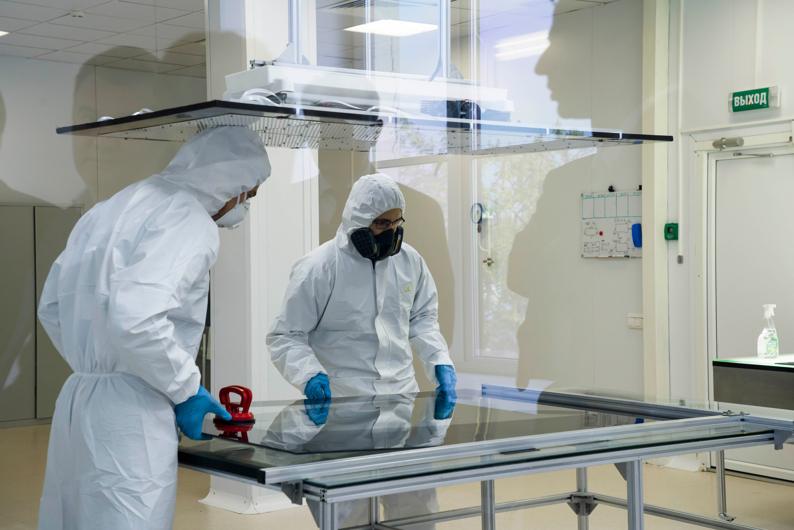 репортажный фотограф съемка делегация вице-губернатора Санкт-Петербурга на производство отечественных медиа экранов 