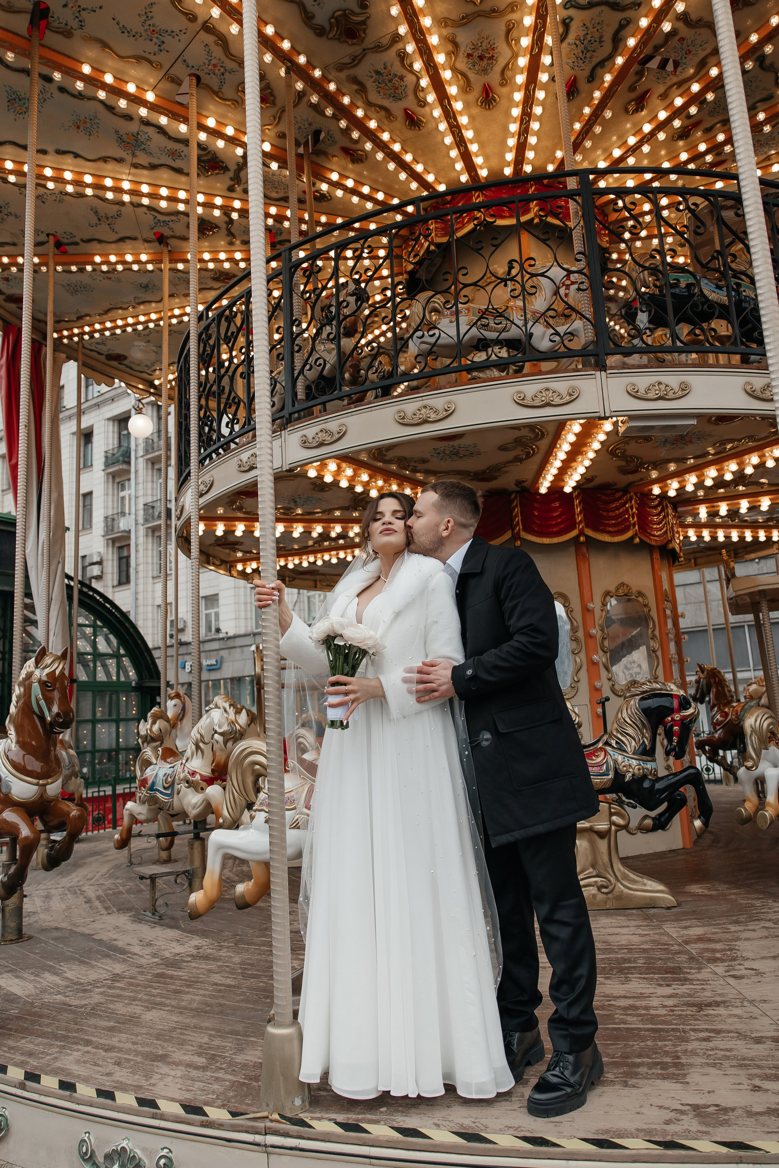 Свадебная фотосессия на Новогодней карусели на ярмарке в Москве
