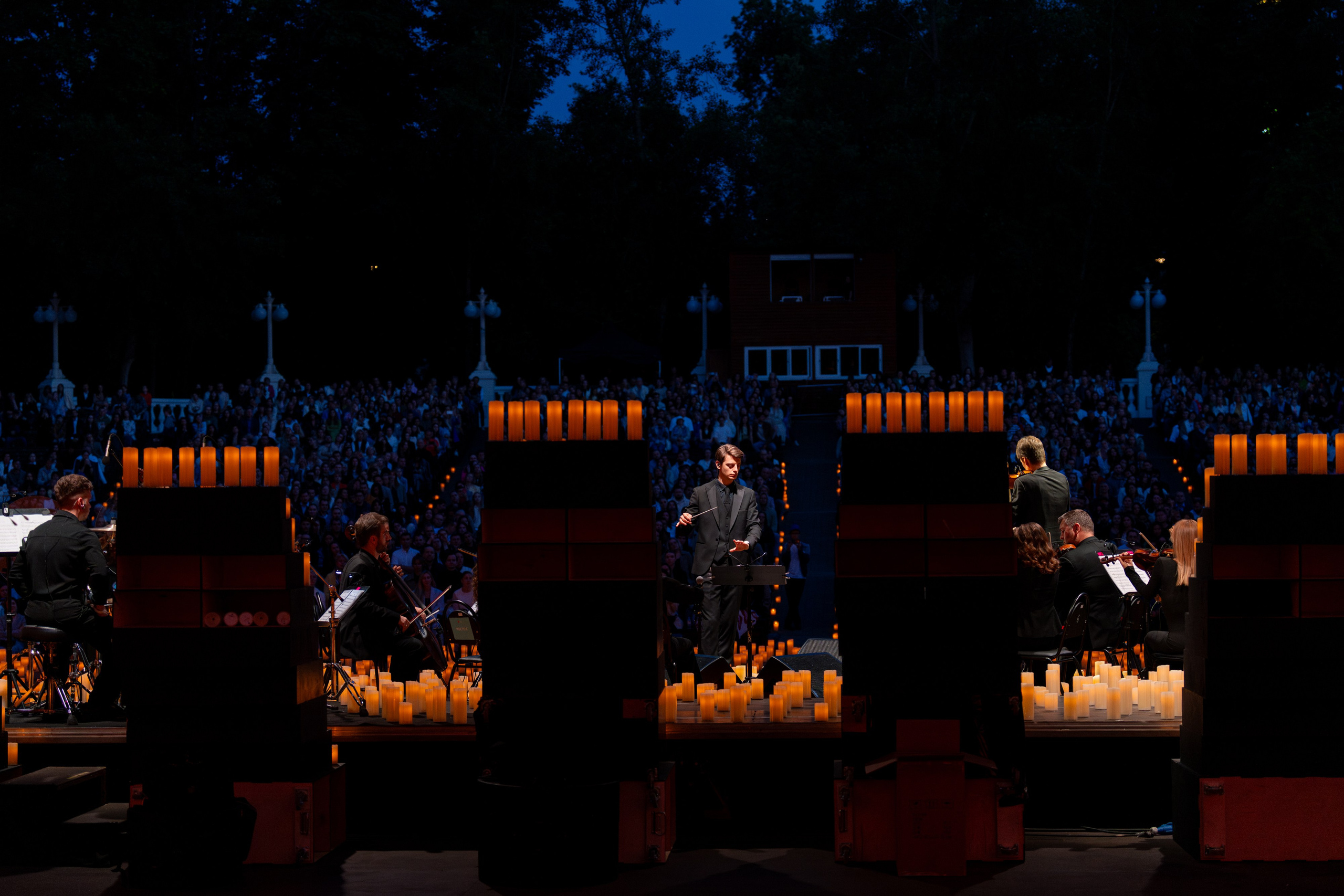 Симфонический оркестр Lumisfera при свечах. Фотограф Никита Комаров