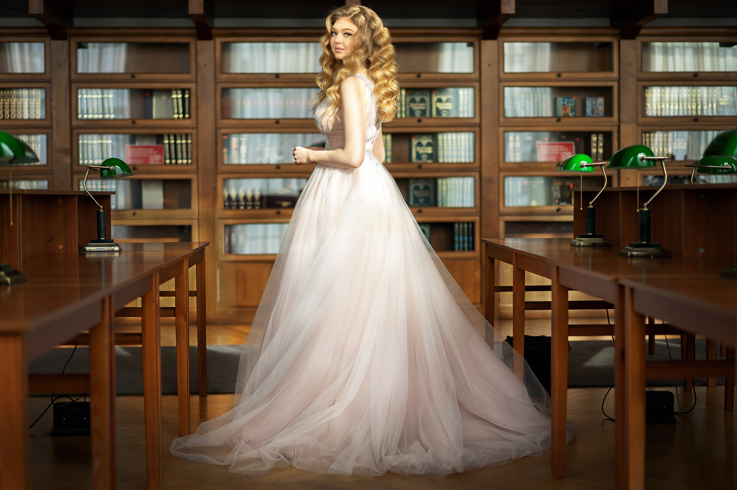 Портретная фотосессия в библиотеке. Фотограф Екатеринбург Кокшарова Александра