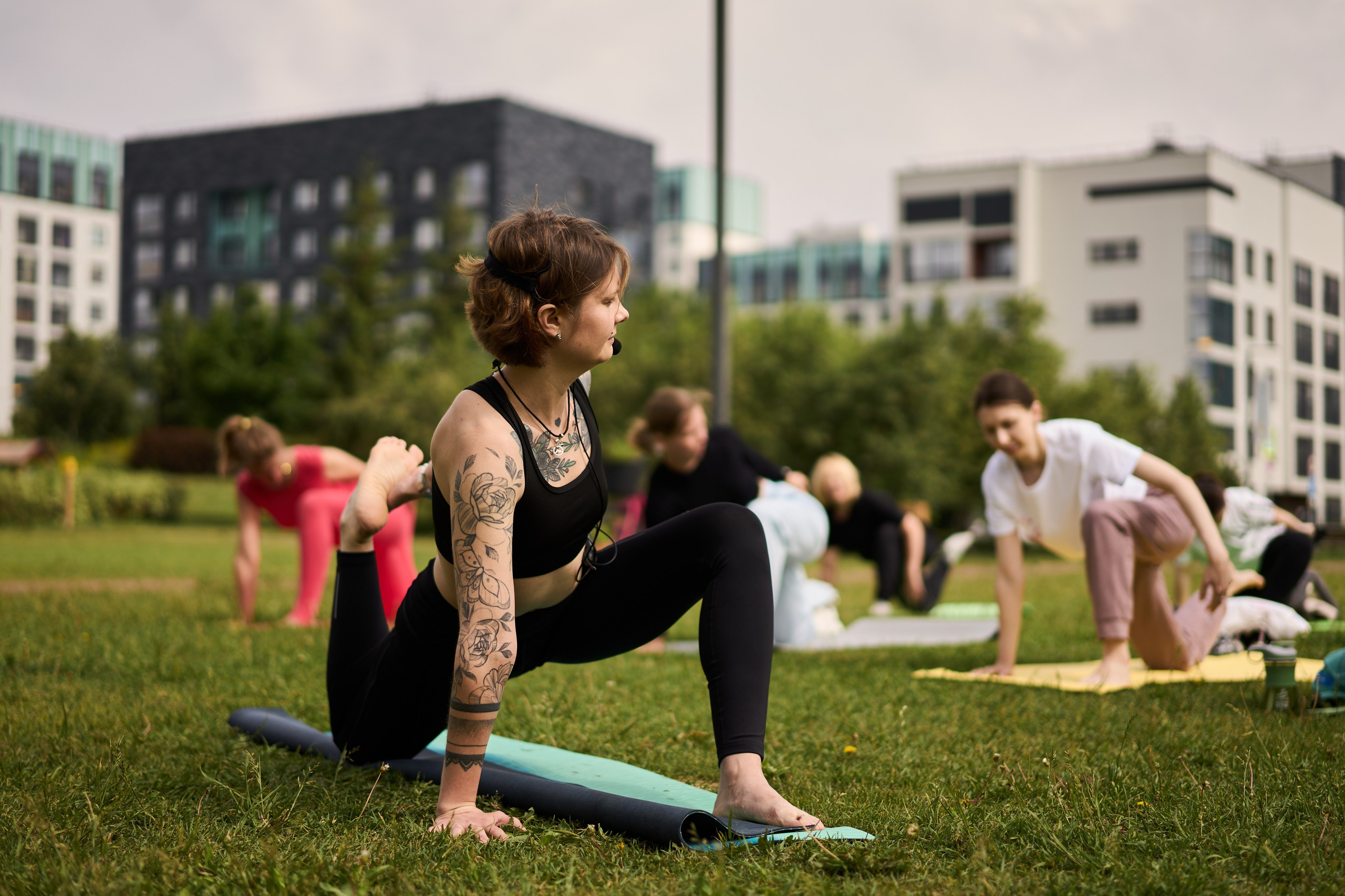 Репортажная съемка занятия йоги в парке. Фотограф Екатеринбург Кокшарова Александра
