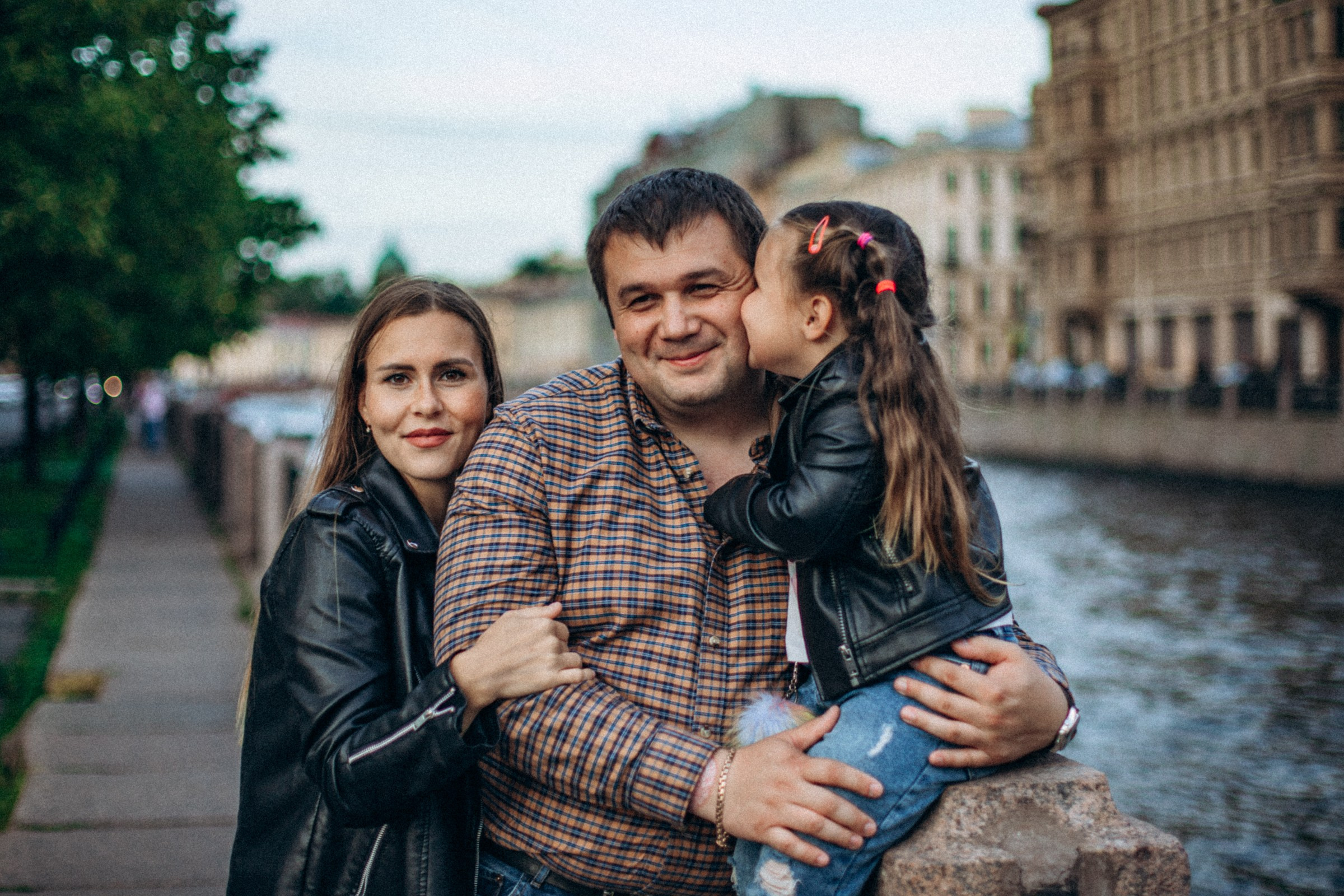 Мария с семьей в сентябре. Фотопрогулка в Петербурге. Индивидуальный и семейный фотограф в Санкт-Петербурге