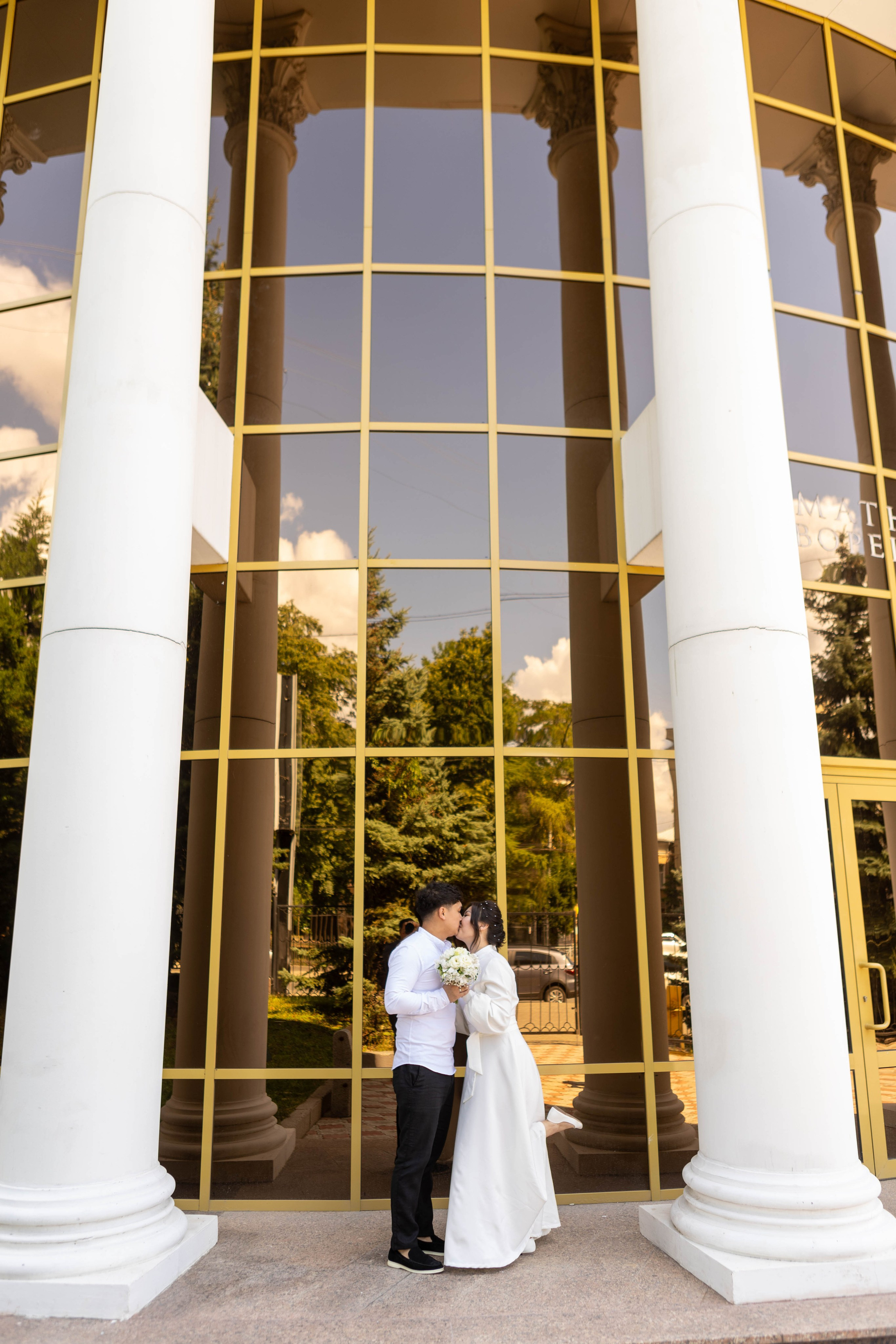 Шахматный дворец: Алтынай и Ерлана. Свадебный и предметный фотограф Ренат Каламперов