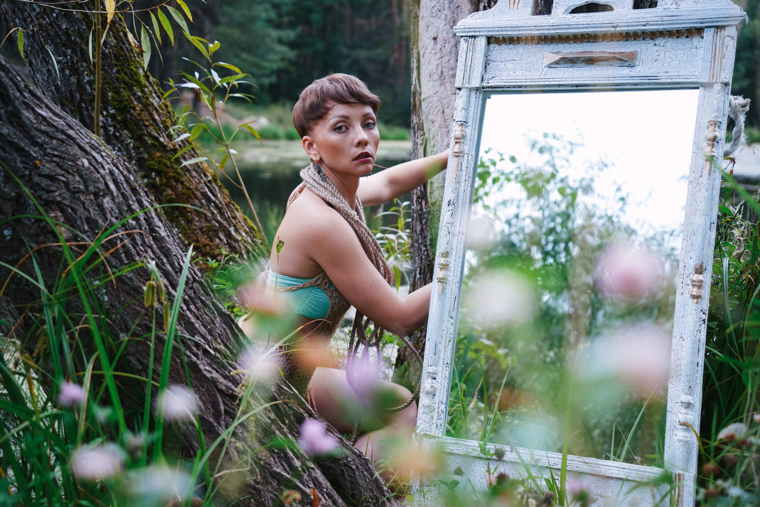 Девушка на природе со старинным зеркалом