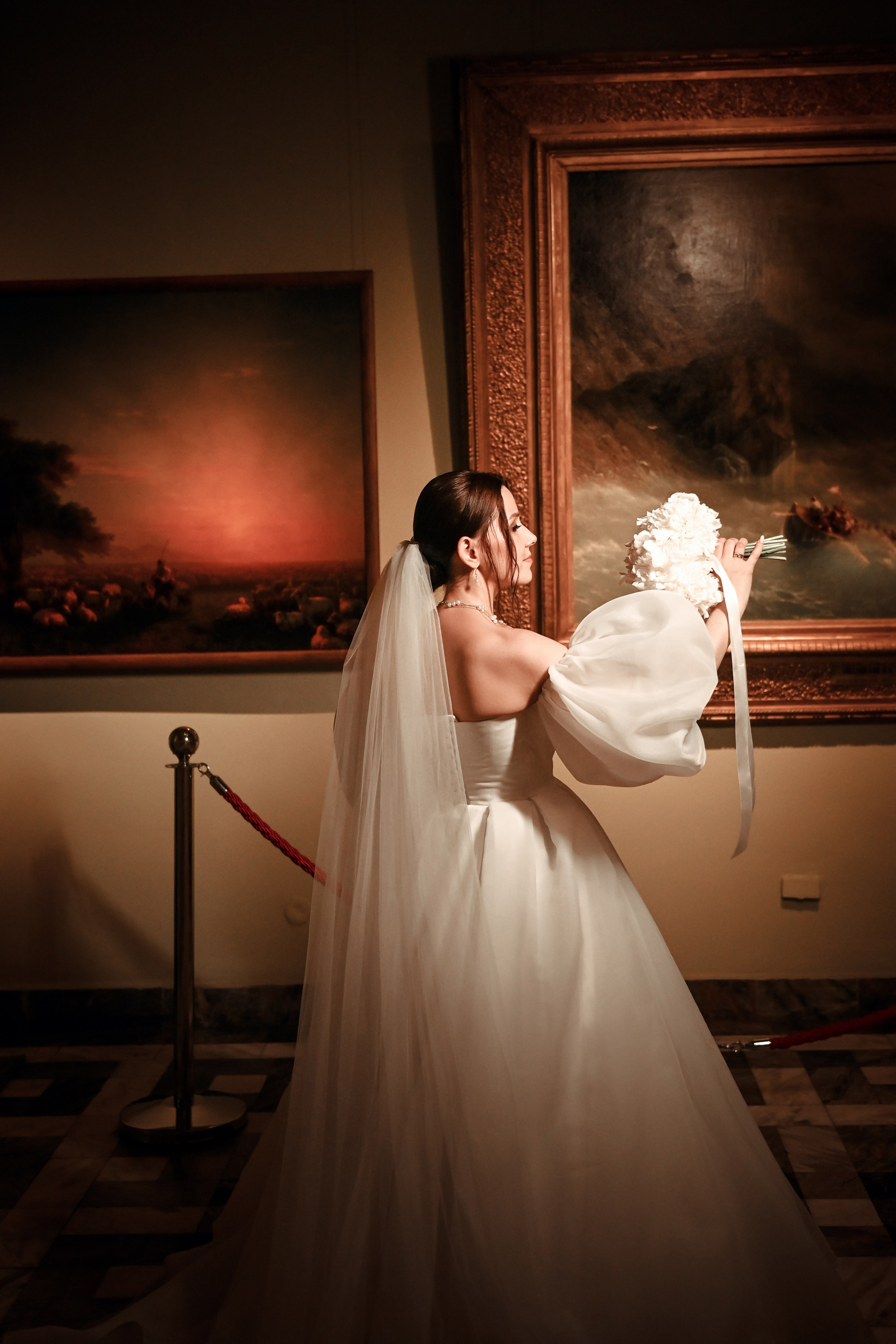 Небольшая свадебная серия в музее и прогулкой под дождем Эльмиры и Ризата. Свадебный, семейный, детский, контент фотограф в Омске Максим Ильин