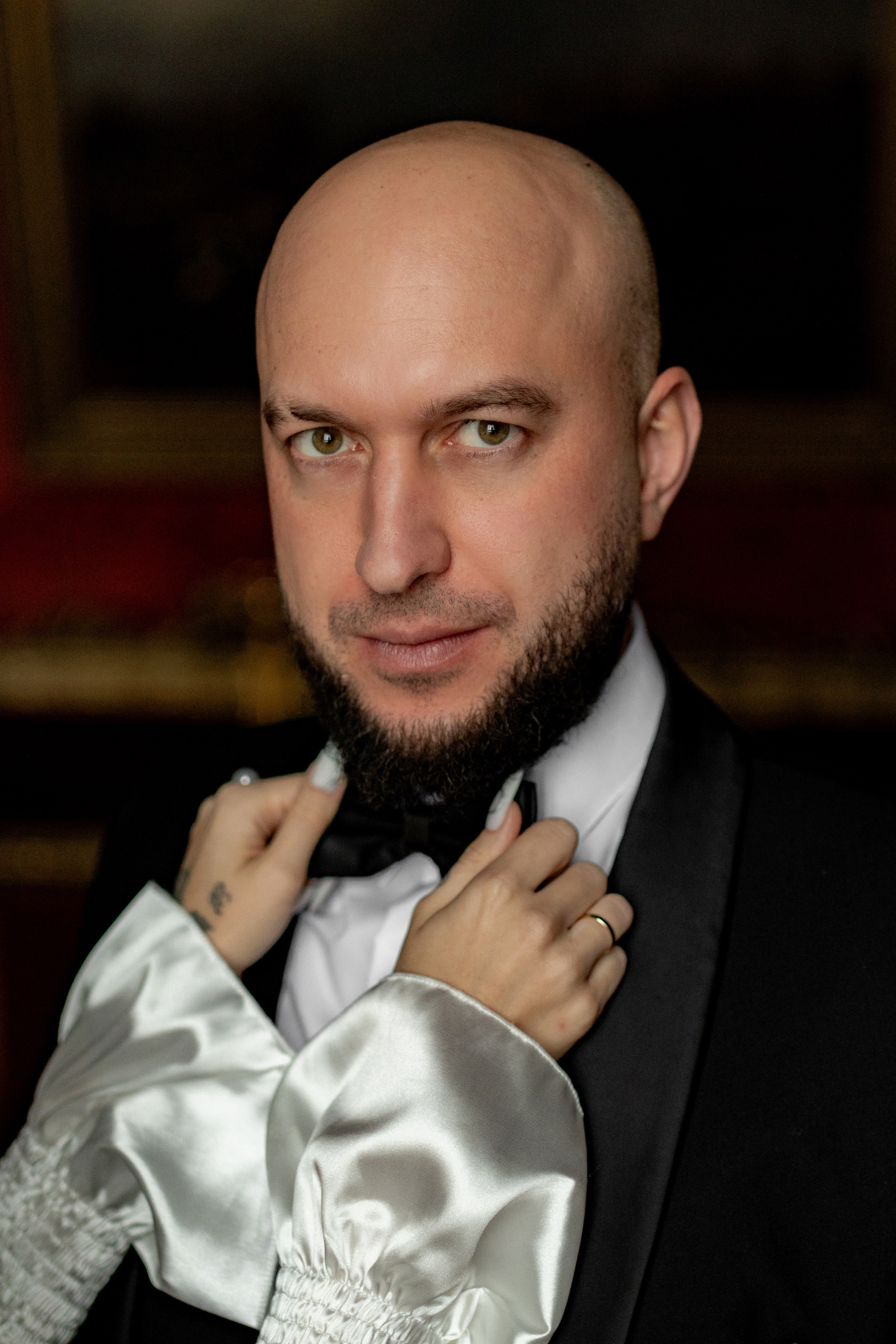 Портрет жениха с руками невесты на воротнике во Дворце Великого Князя Владимира