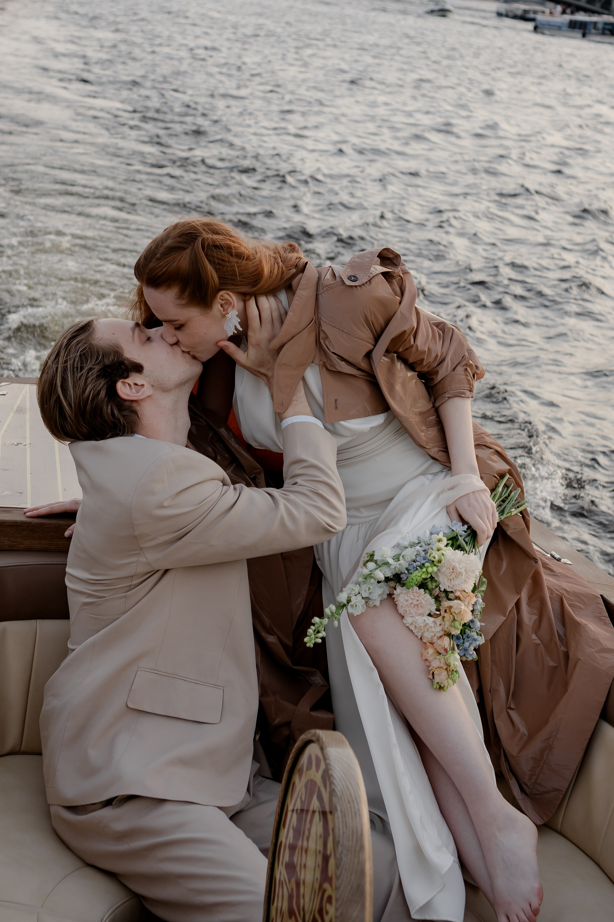 СВАДЕНБНАЯ СЬЕМКА НА КАТЕРЕ ПО КАНАЛАМ САНКТ-ПЕТЕРБУРГА И В АКВАТОРИИ НЕВЫ. Профессиональный фотограф, Санкт-Петербург — Виктория Богомолова