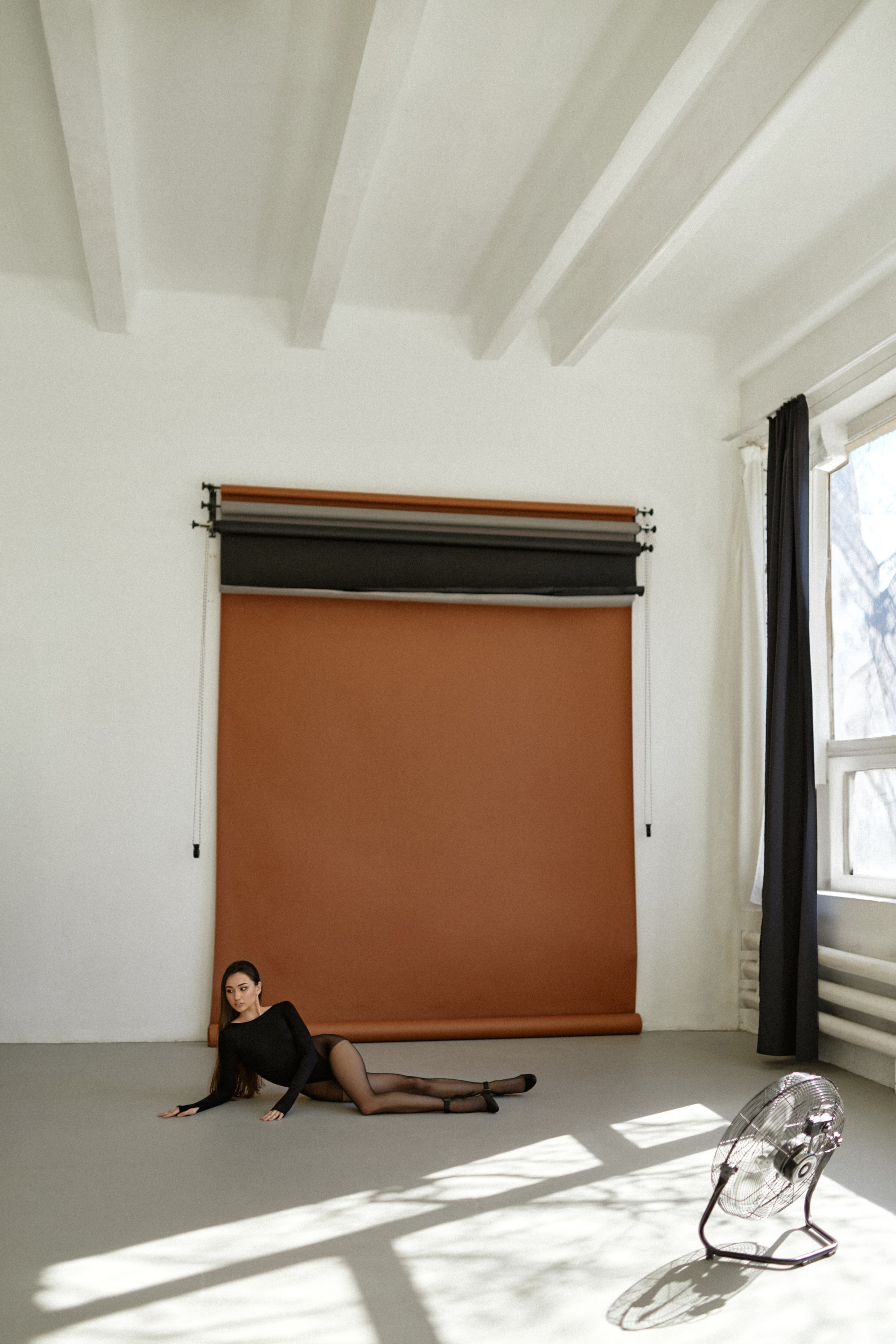 Профессиональная минималистичная фотосессия в студии. Сестры Карабаза. Фотографы и ретушеры в Москве и Санкт-Петербурге