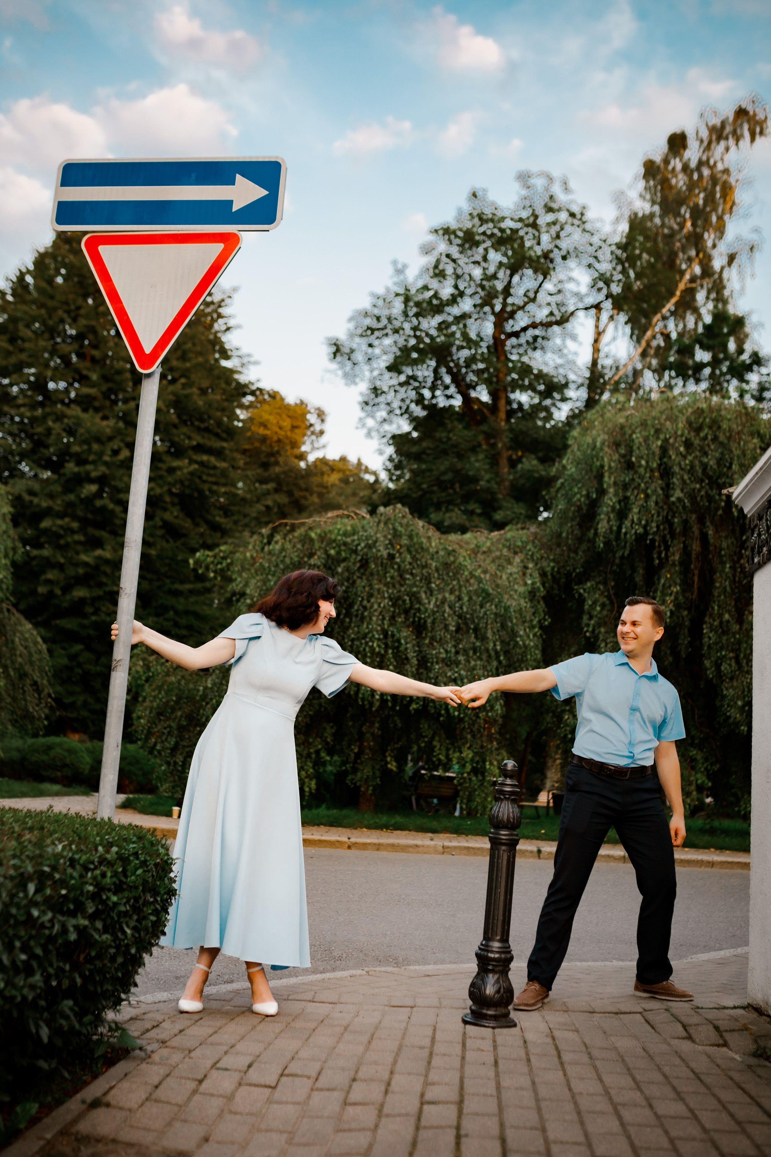 Егор и Даша в районе Амалиенау в Калининграде. Фотограф Куянова Алина, семейные и свадебные фотосессии в Калининграде