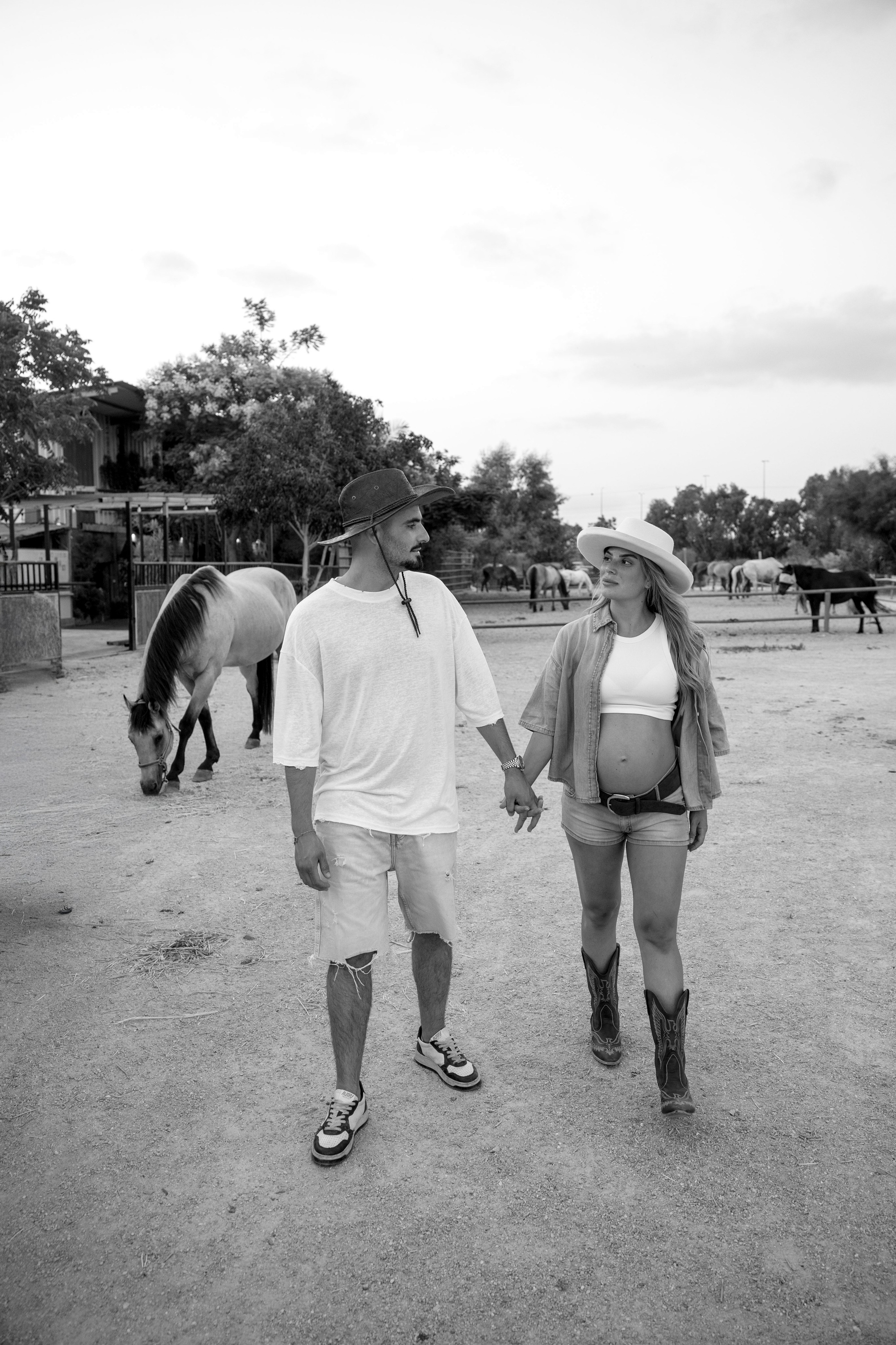 Pregnancy photoshoot at the horse farm. Главная