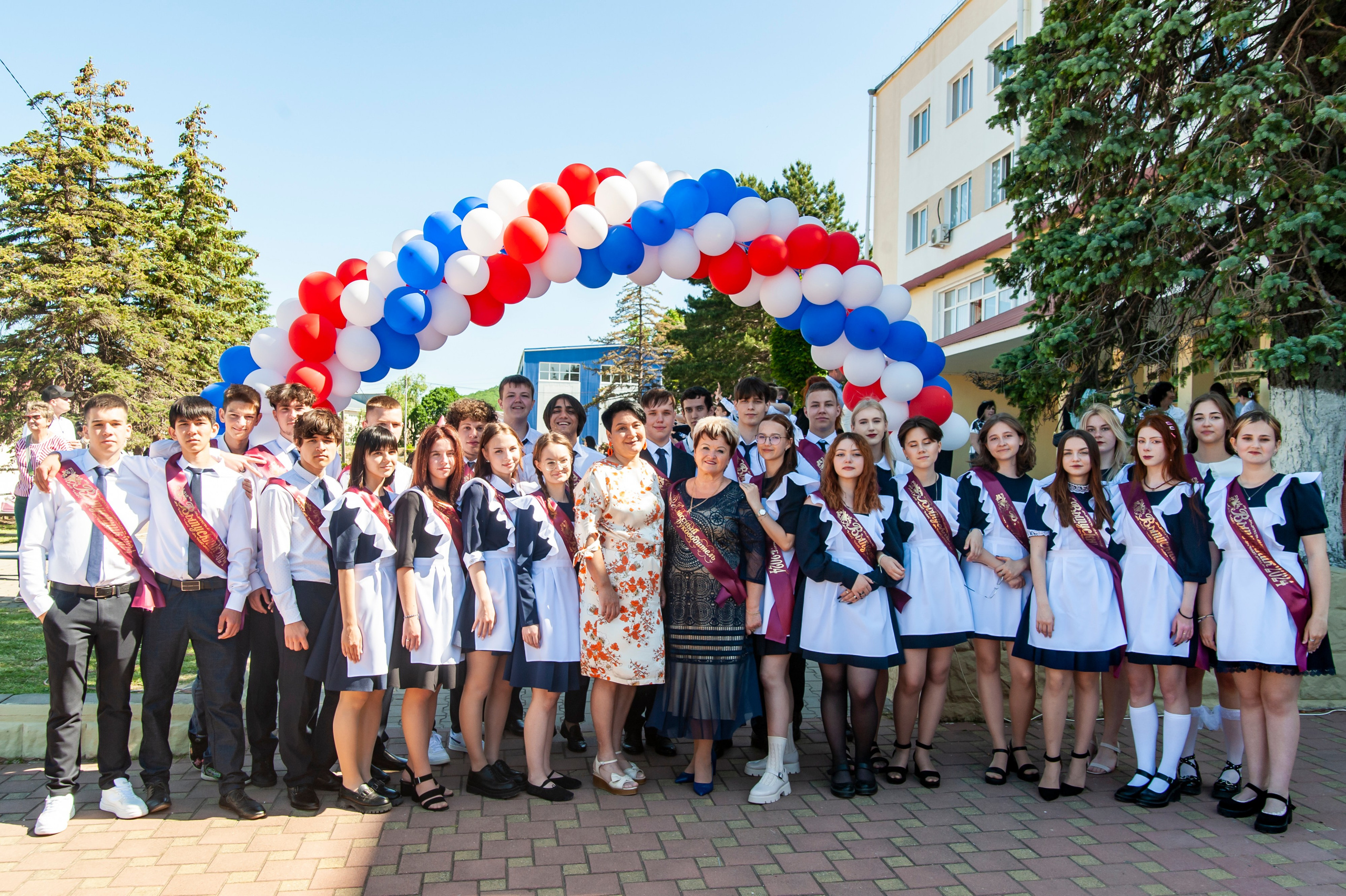 Последний Звонок МАОУ СОШ № 17 им. Эдуарда Есаяна — Архипо-Осиповка. Свадебный и семейный фотограф Денис Лукьянов в Краснодаре, Краснодарском крае и Республике Крым