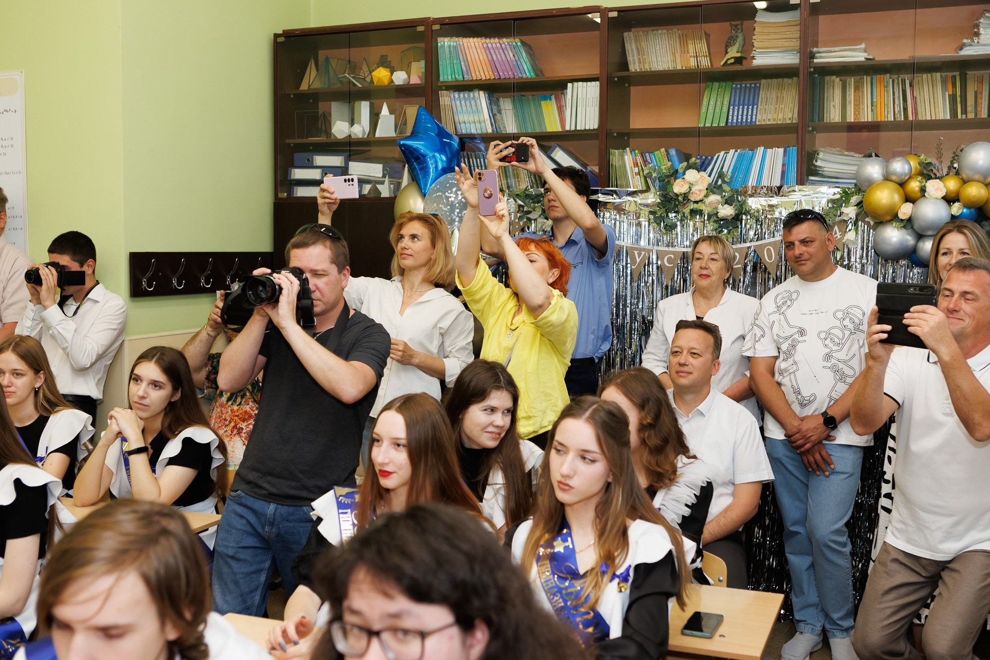 Последний звонок в Гимназии № 1, г. Севастополь. Свадебный фотограф, фотосъемка в Крыму, Севастополе, Симферополе, Ялте