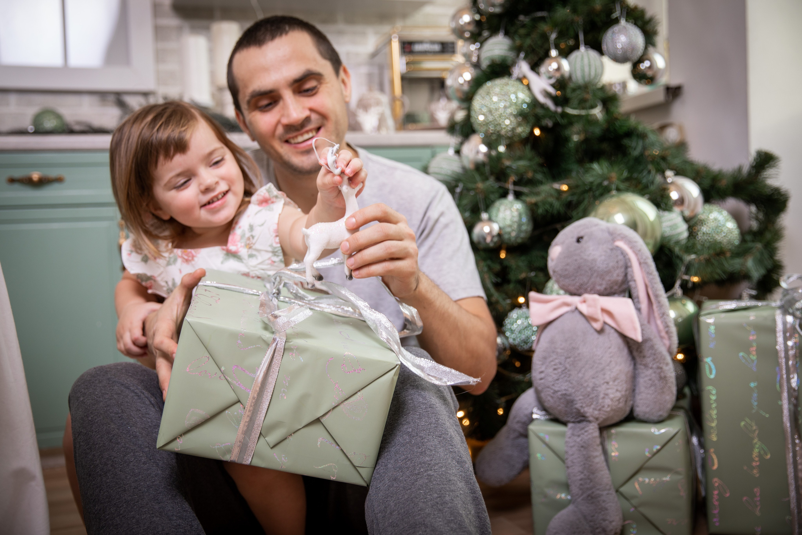 Father and daughter at a family photo shoot in the studio. Professional family, children, fashion, event and wedding photographer in Portugal.