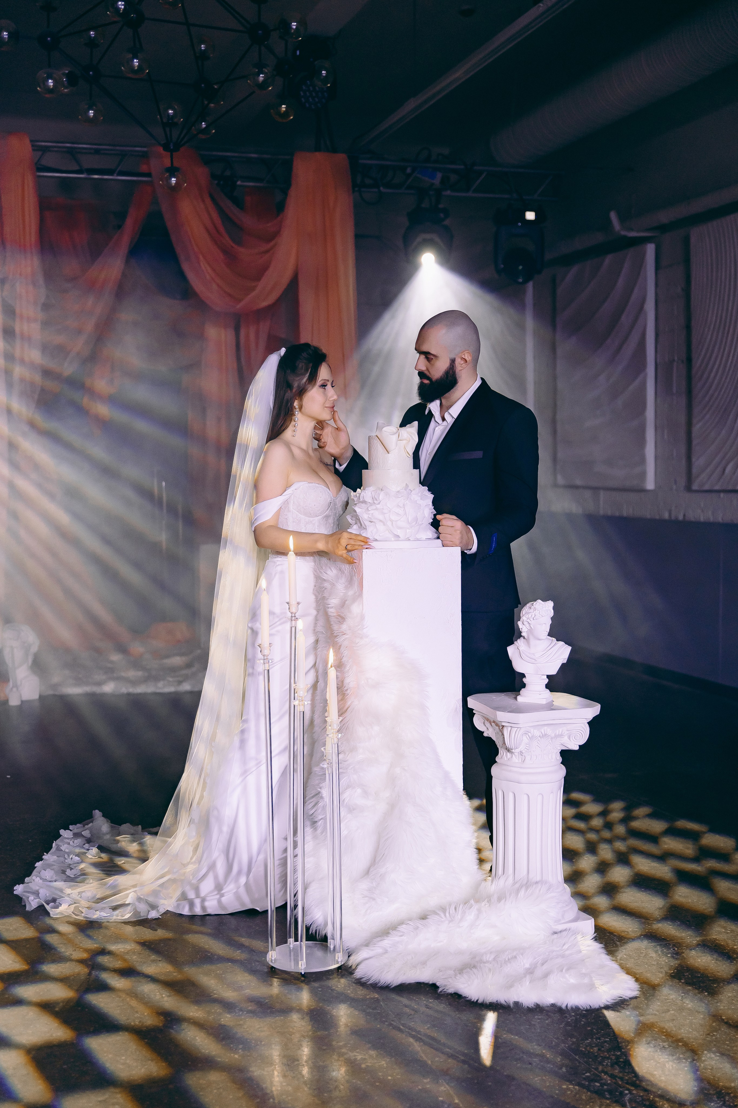 История торта Олеси и Владимира. Свадебный и семейный фотограф в Рязани Саша Крутых