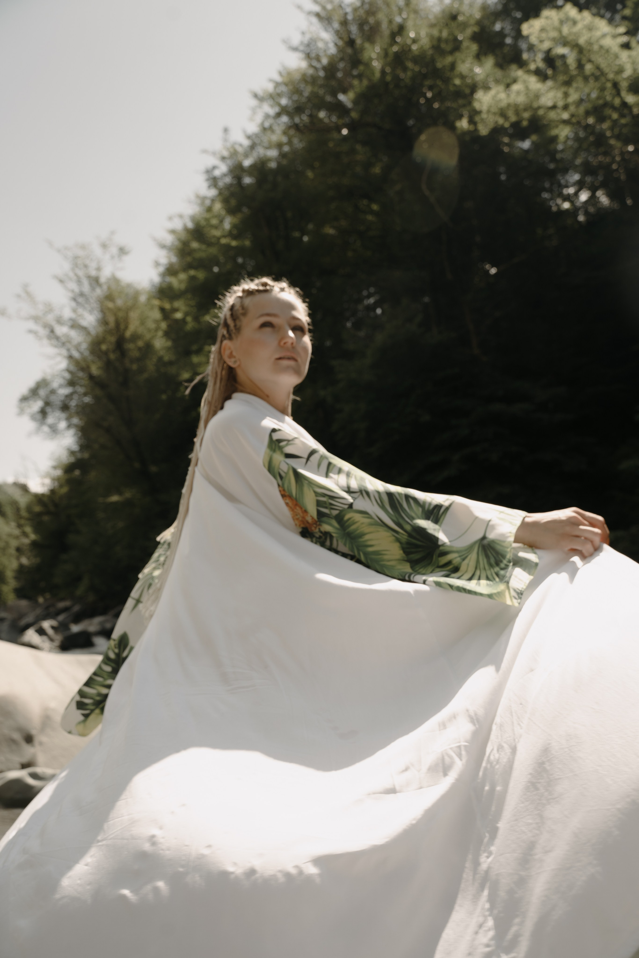 Снимок в движение платья девушки 