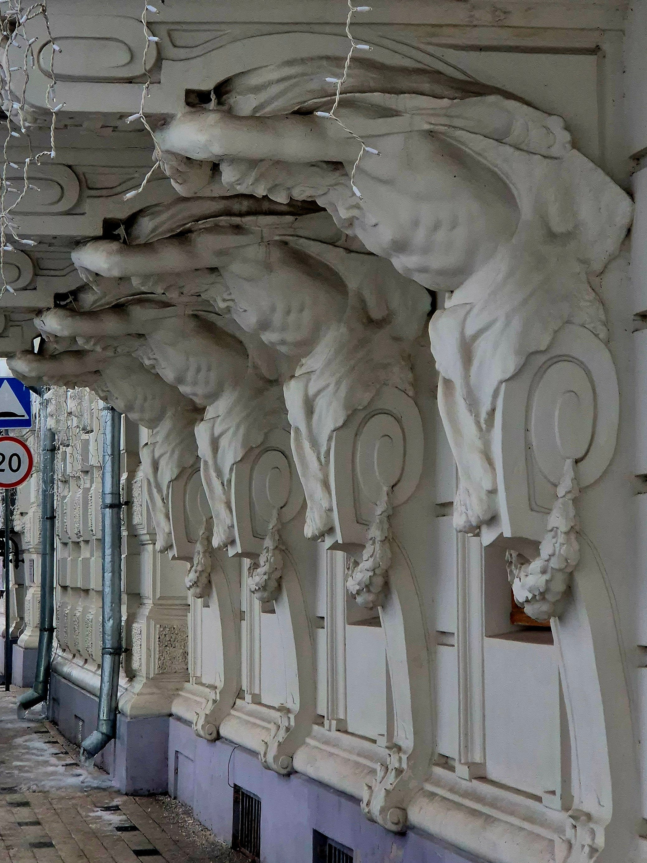 А вот титаны XIX века поддерживают махину свода